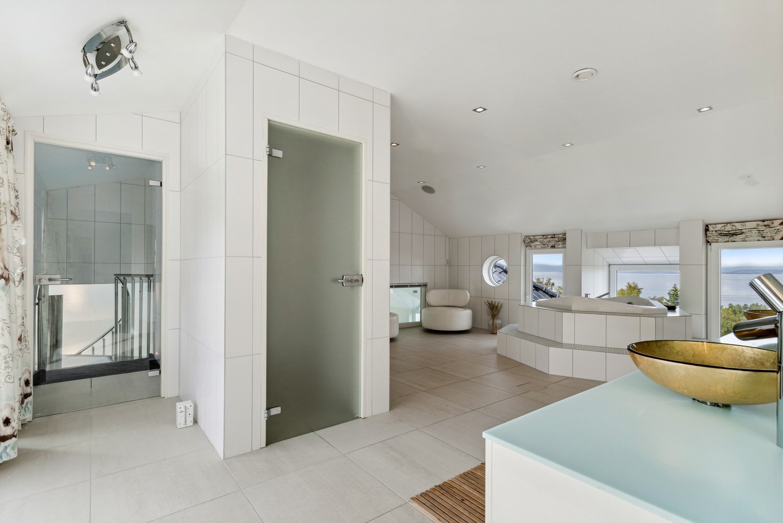 Masterbadet har adkomst til trapperommet som fører ned til bassengområdet - en luksuriøs detalj kun de færreste har. Galleribilde