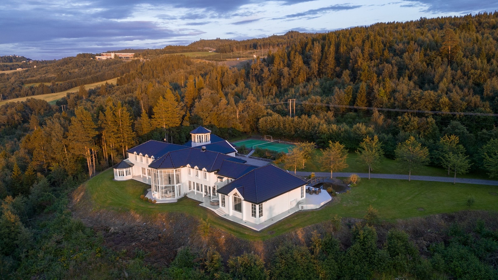 Villaen er tegnet av arkitekt Håvard Eide, og bygget med tanke på å utnytte utsikten og beliggenheten på best mulig måte. Galleribilde