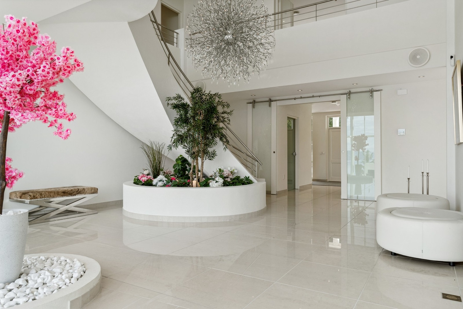 Fra entreen er det adkomst til en majestetisk hall, selve signaturrommet i villaen. Galleribilde