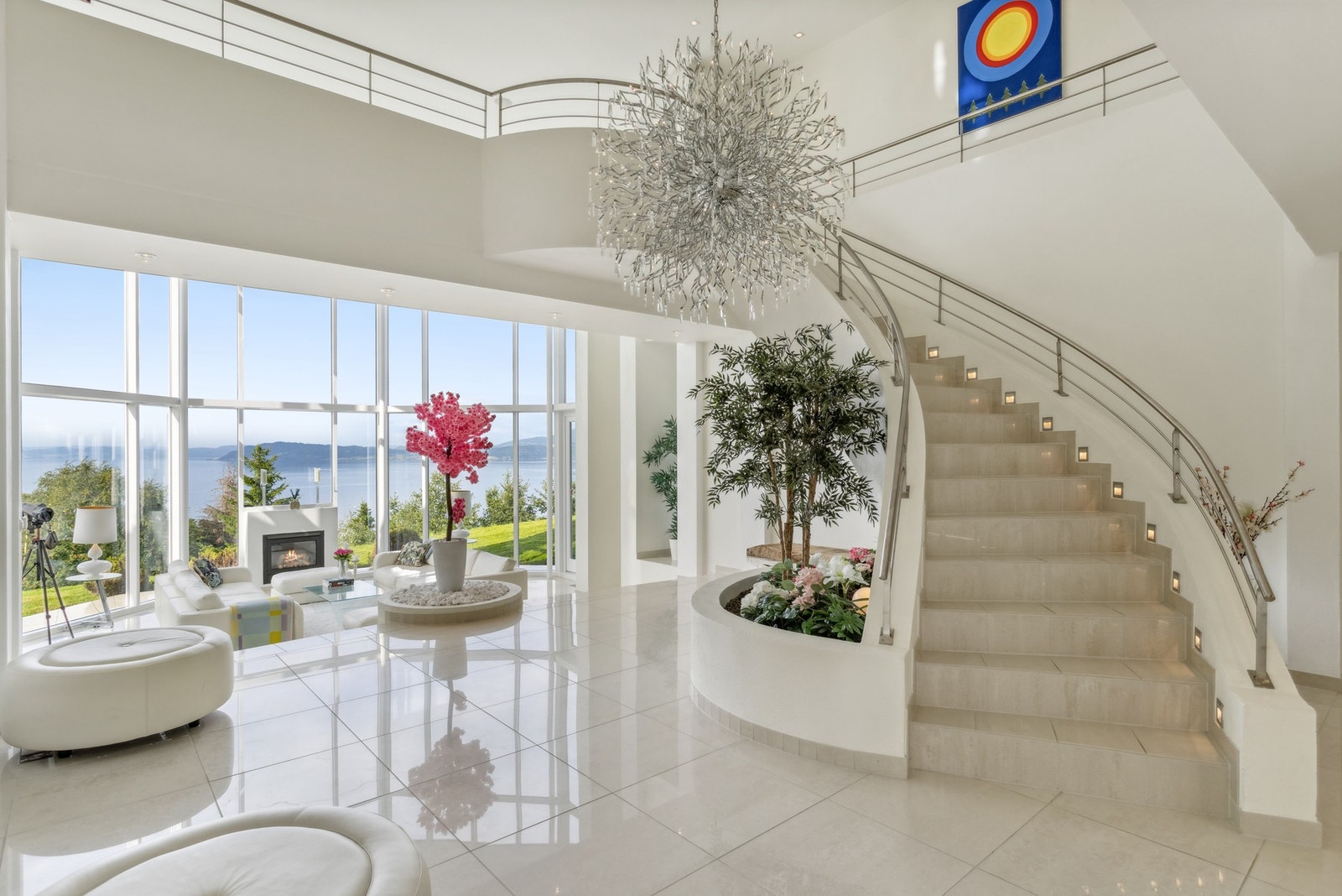 Loungefølelsen er komplett med store vindusflater, enorm takhøyde og et murt bed langs trappen. Galleribilde