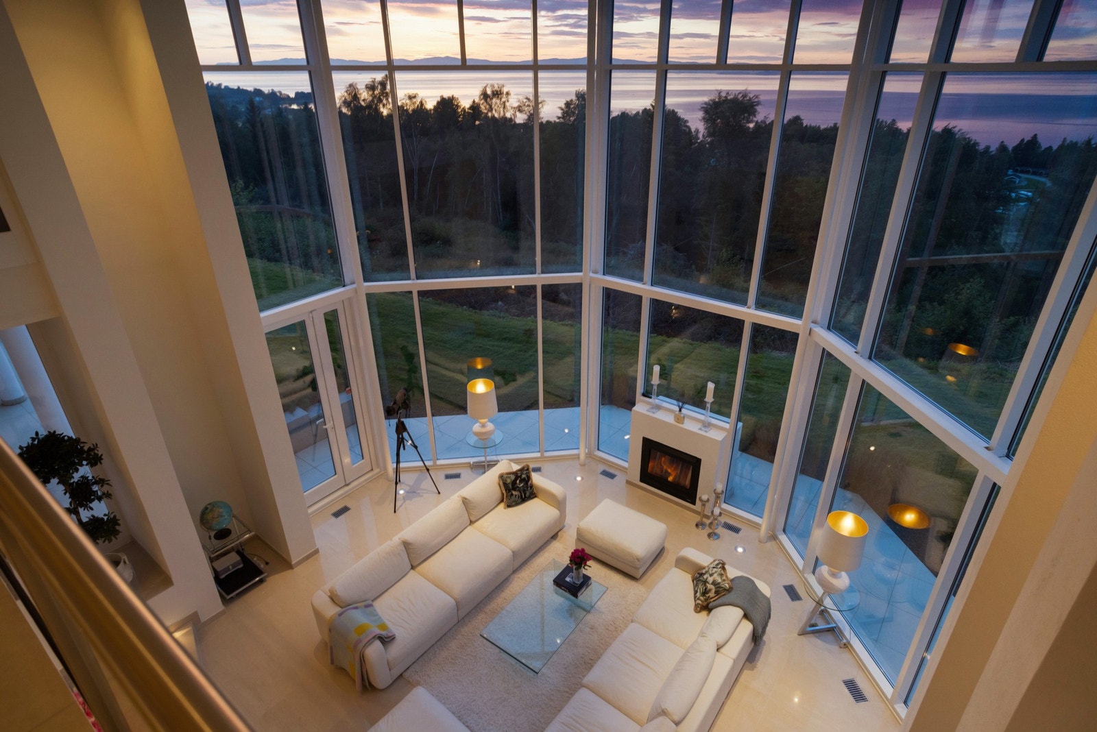 Når solen går ned, forvandles hovedstuen til et stemningsfullt rom med varme fargetoner og vakker utsikt mot det blå fjordlyset. Galleribilde