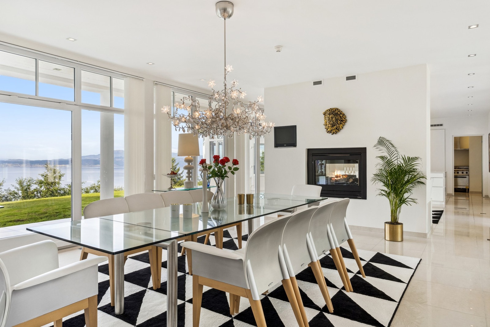 Store vindusflater på begge sider av rommet slipper inn rikelig med dagslys og gir en åpen og luftig opplevelse av kjøkken og spisestue. Galleribilde