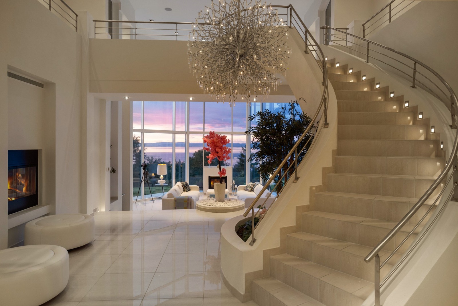 Interiøret er gjennomført med italienske fliser på alle gulv, luftig atmosfære og vannbåren varme. Galleribilde