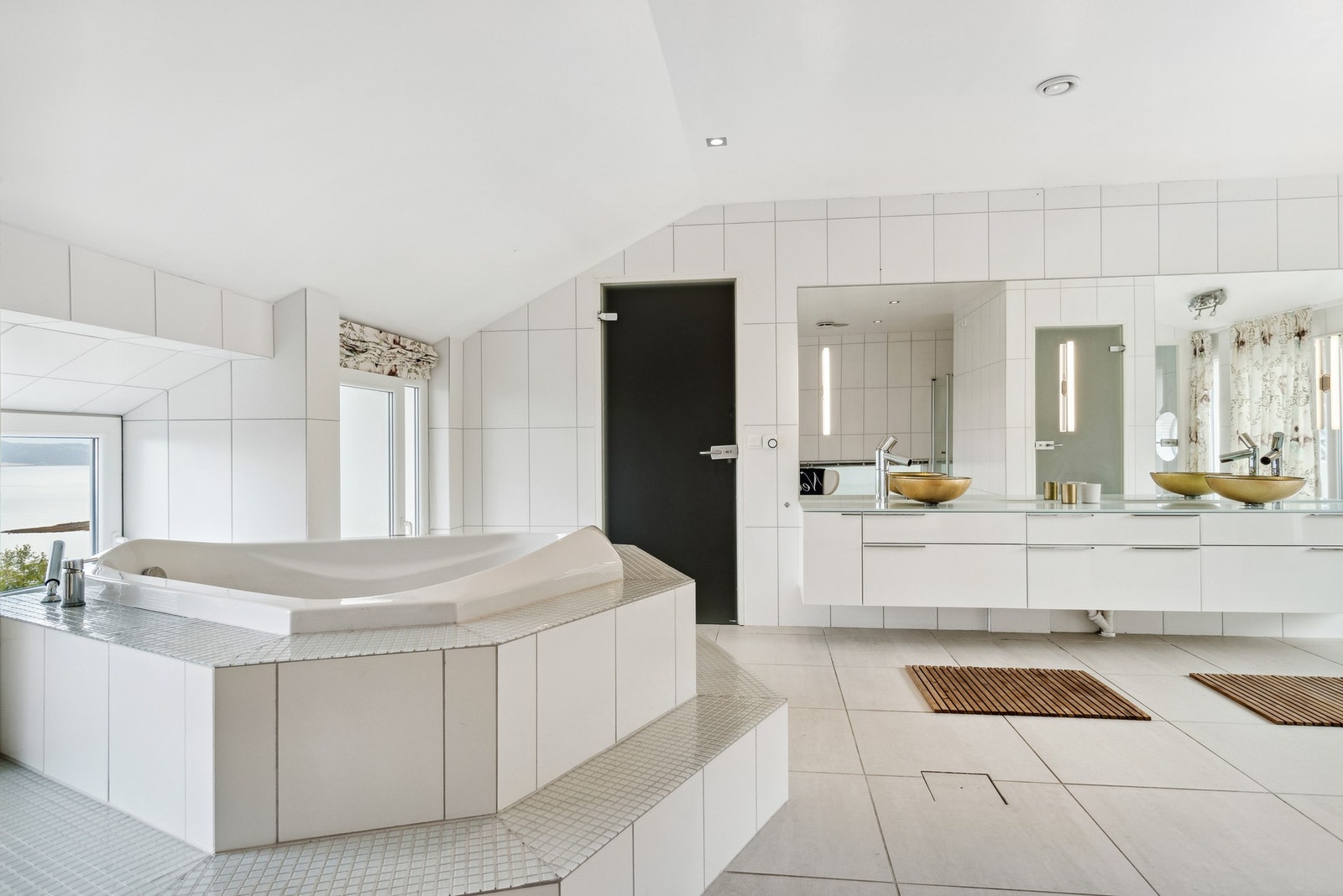 Masterbadet har skjermet dusjnisje, separat toalettrom og et lekkert badekar strategisk plassert med utsikt mot fjorden. Galleribilde