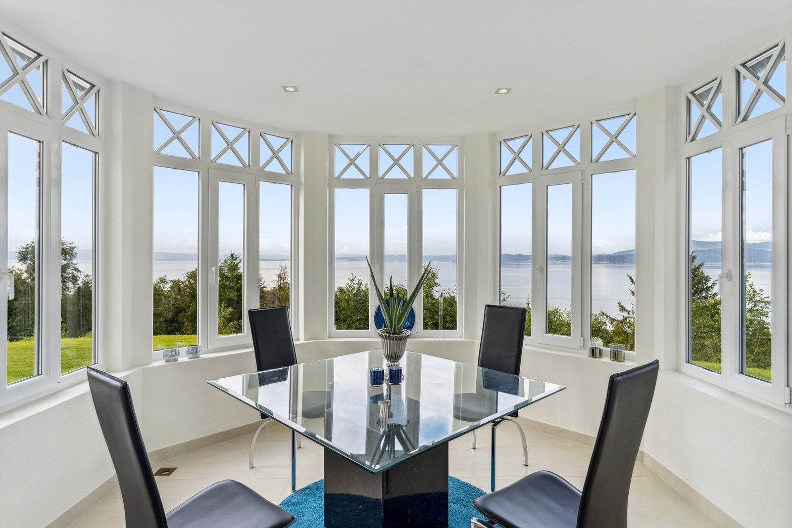 Fra kjøkkenet er det direkte adkomst til en stilfull vinterhage - et lyst og lunt rom med vidstrakt utsikt mot fjorden. Galleribilde