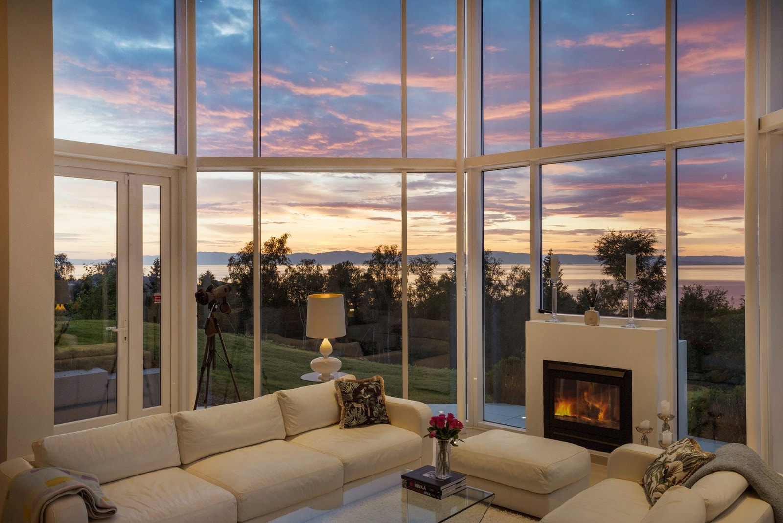 Utsikten brytes kun opp av en gasspeis som sørger for lun stemning. Galleribilde