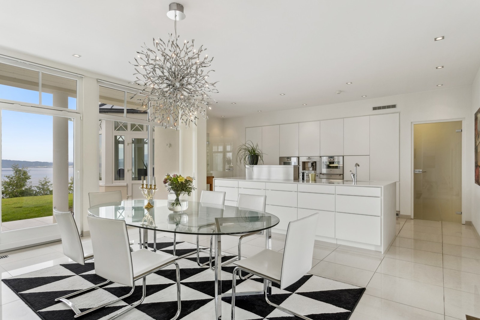 Kjøkkenet er luksuriøst og stilrent utformet, med stor øy og integrerte hvitevarer fra Gaggenau. Galleribilde