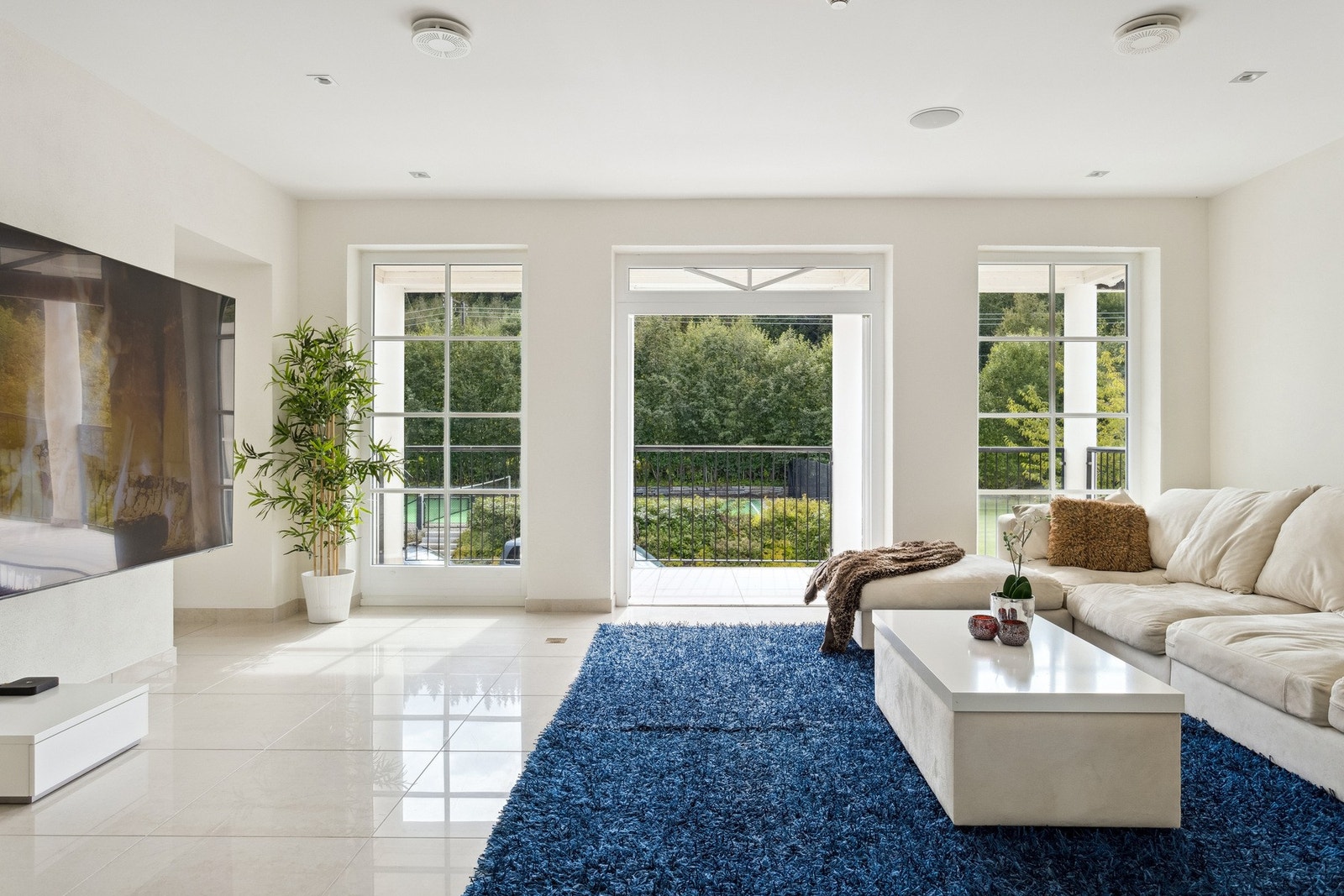 Loftstuen har innfelte høyttalere og downlights, i likhet med flere av boligens øvrige rom. Galleribilde