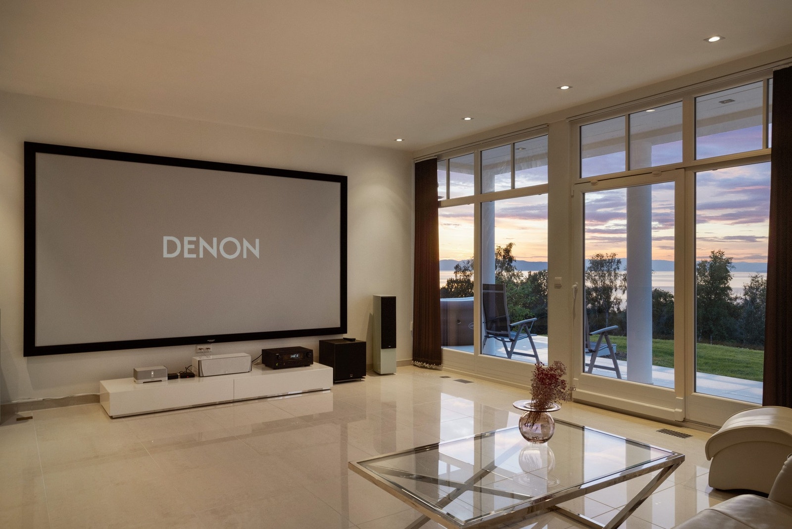 TV-stuen fungerer som et moderne hjemmekino-rom - ideelt for avslappende filmkvelder eller sosialt samvær med familie og venner. Galleribilde