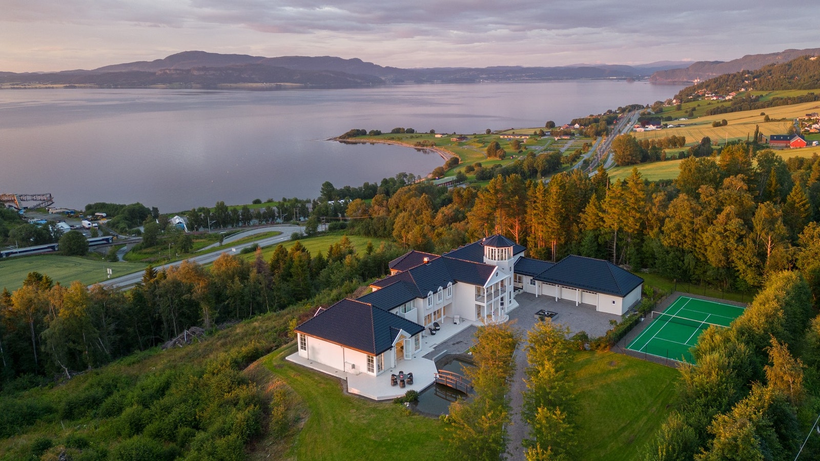 Tennisbanen ble oppgradert i 2023, og ligger på sydsiden av gårdsplassen. Galleribilde