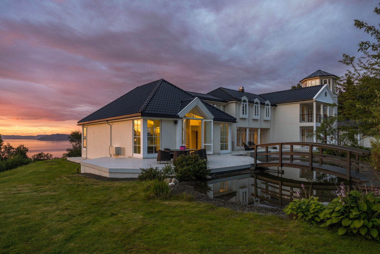 Den arkitektoniske villaen troner vakkert på et solrikt høydedrag, med uforstyrret utsyn over fjord og landskap. Galleribilde