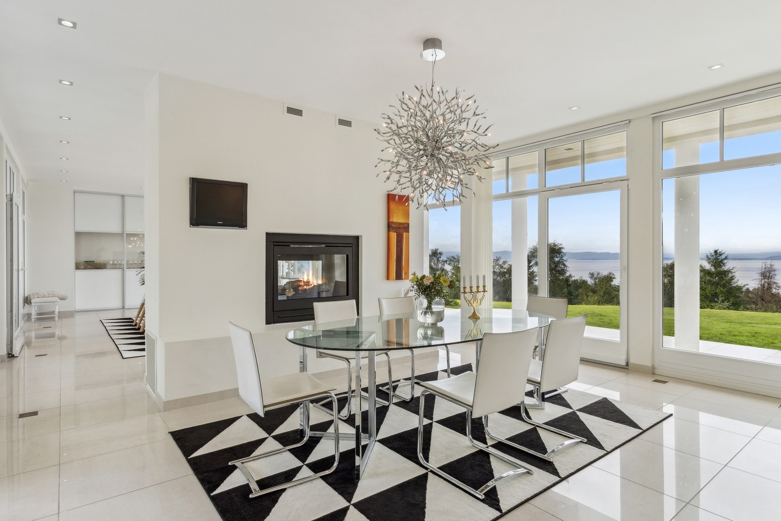 Kjøkkensonen har rikelig plass til spisebord, og på fine dager kan måltidene enkelt flyttes ut på terrassen med utsikt som bakteppe. Galleribilde