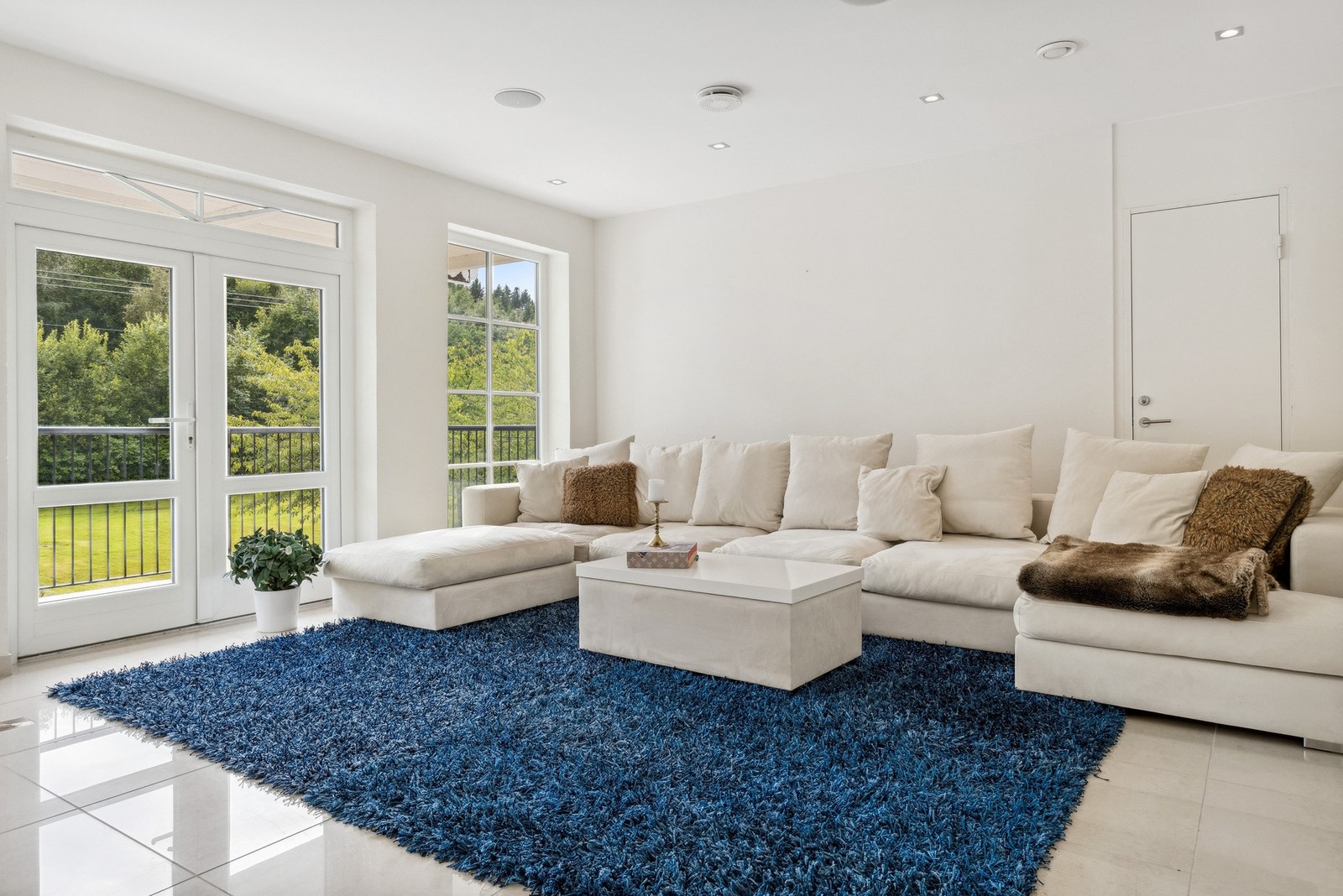 Loftstuen ligger i midtskipet mellom de to soveromsfløyene, og har utgang til sydvendt balkong. Galleribilde