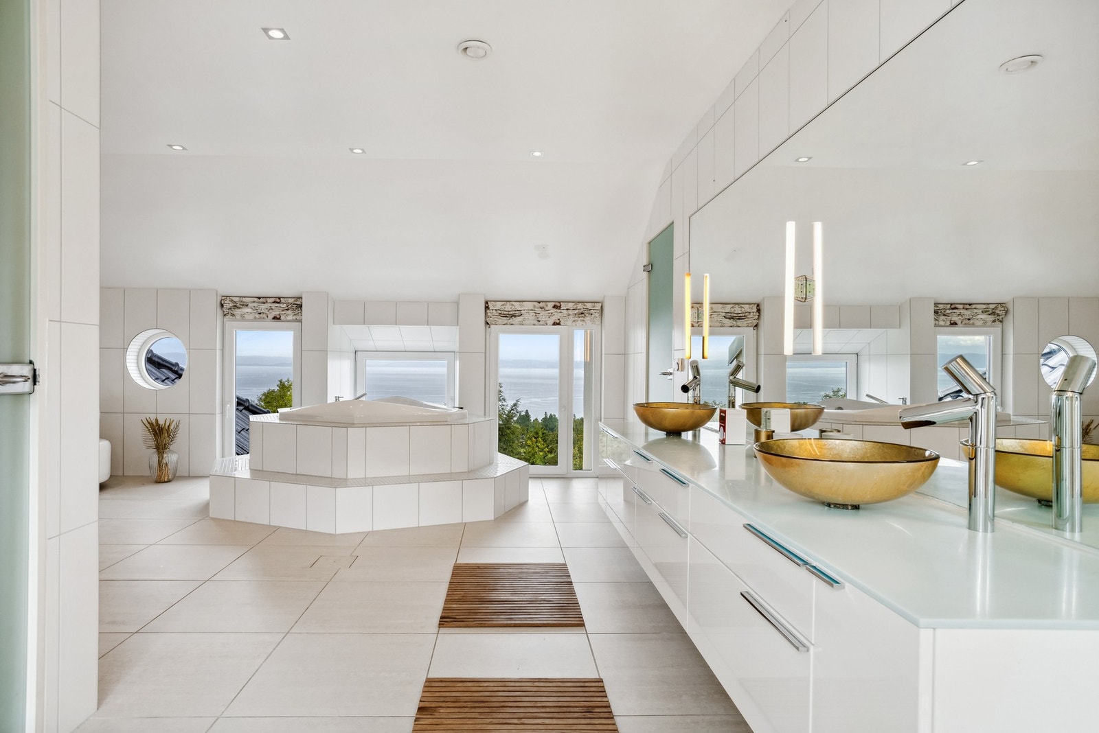 Et rom som inviterer til ro og egenpleie - badet kombinerer spa-følelse med praktiske løsninger for en effektiv morgenrutine. Galleribilde