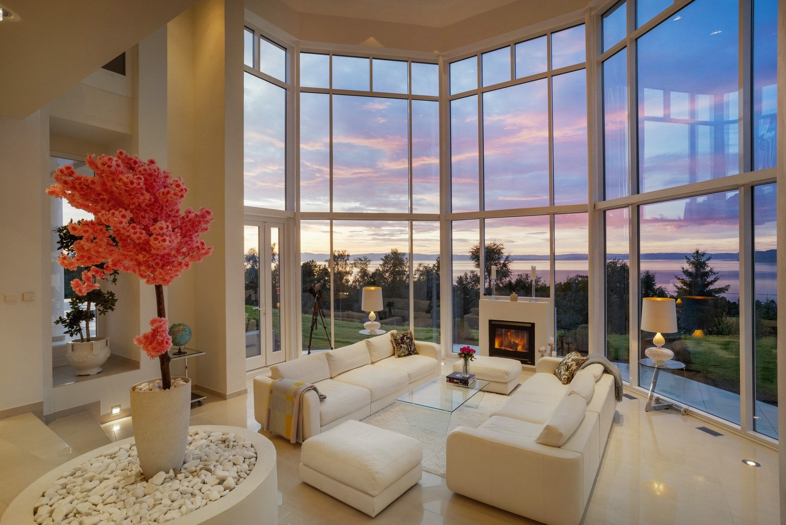 Kveldslyset fra store vindusflater skaper en magisk atmosfære. Galleribilde