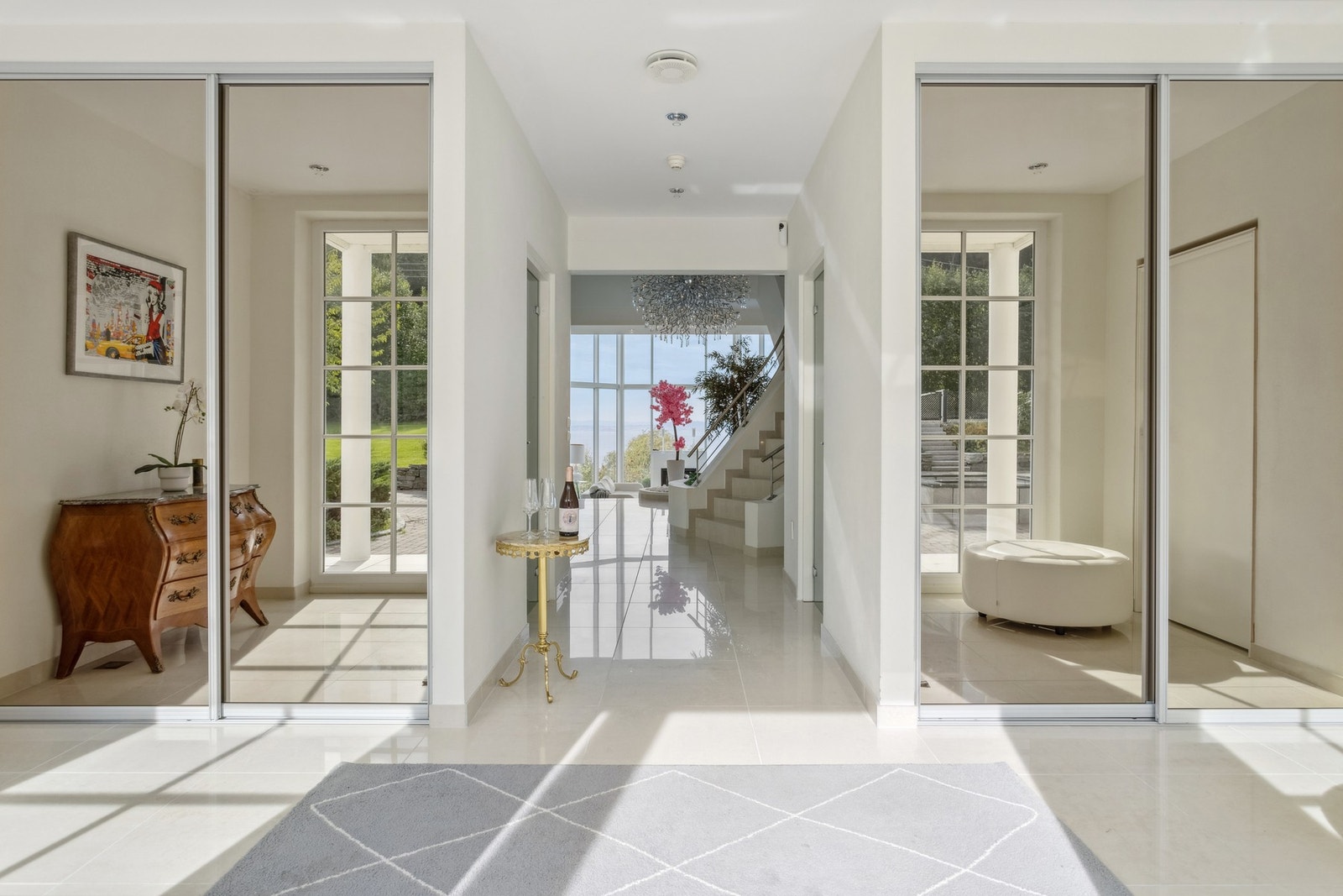 Inngangspartiet gir et førsteinntrykk av klassisk eleganse, med doble dører, marmorgulv og detaljer som understreker boligens nivå. Galleribilde