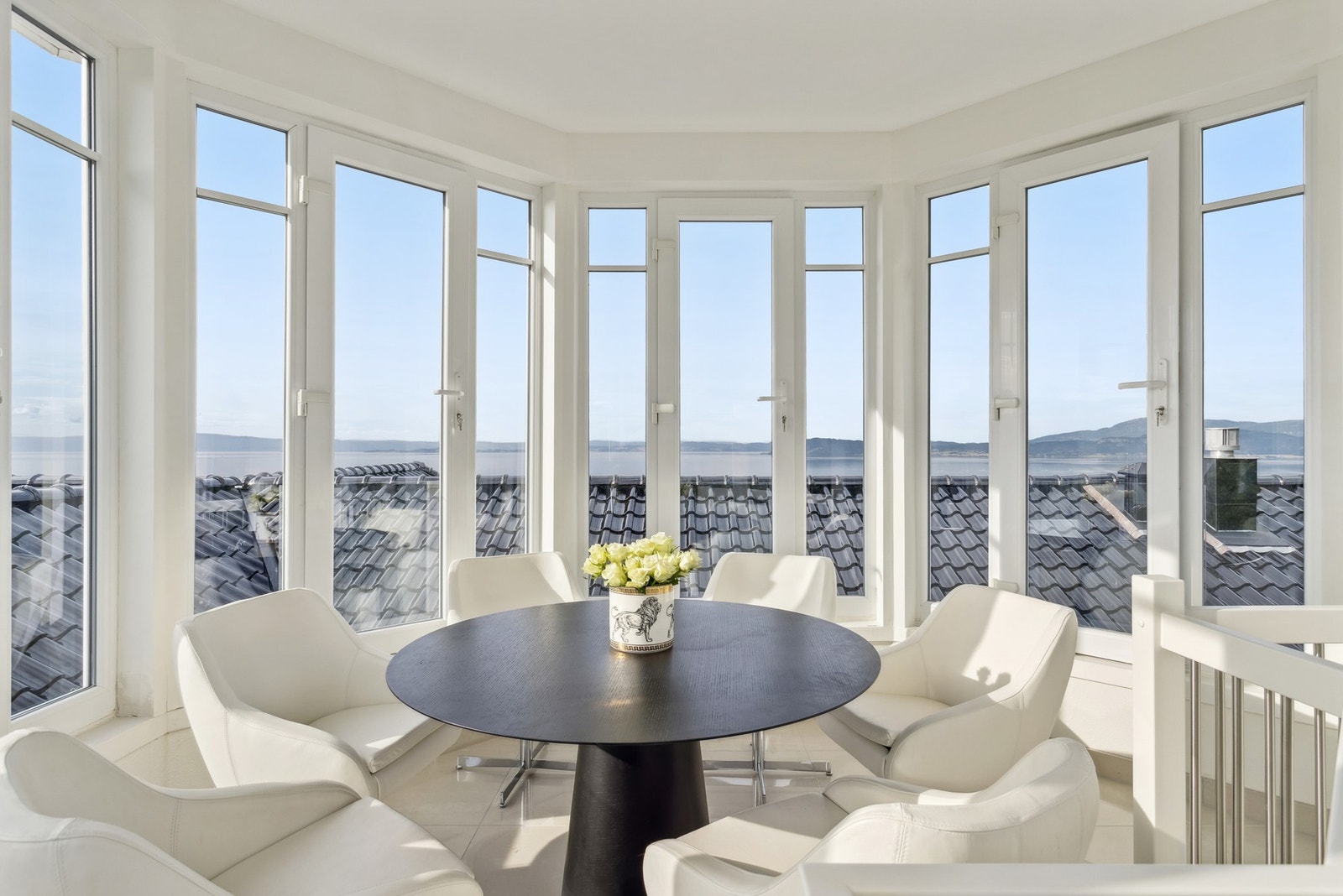 Tårnrommet ligger høyt plassert, er ca. 12 kvm og har 360 graders panorama. Galleribilde