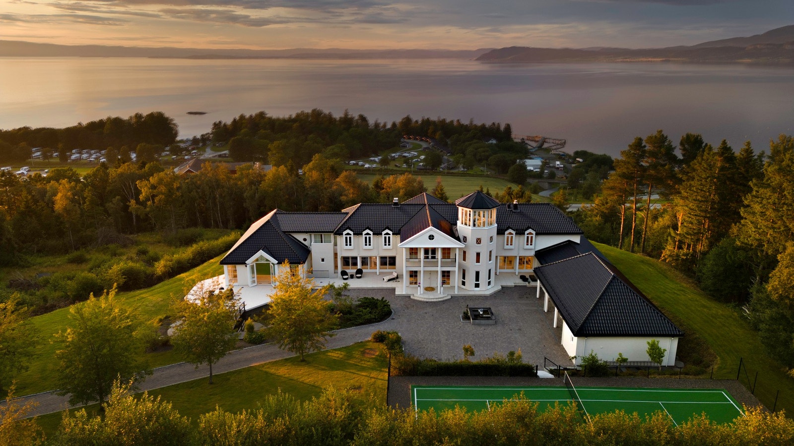 Den gjennomførte arkitekturen og detaljrike fasaden kommer særlig godt frem i det varme lyset. Galleribilde