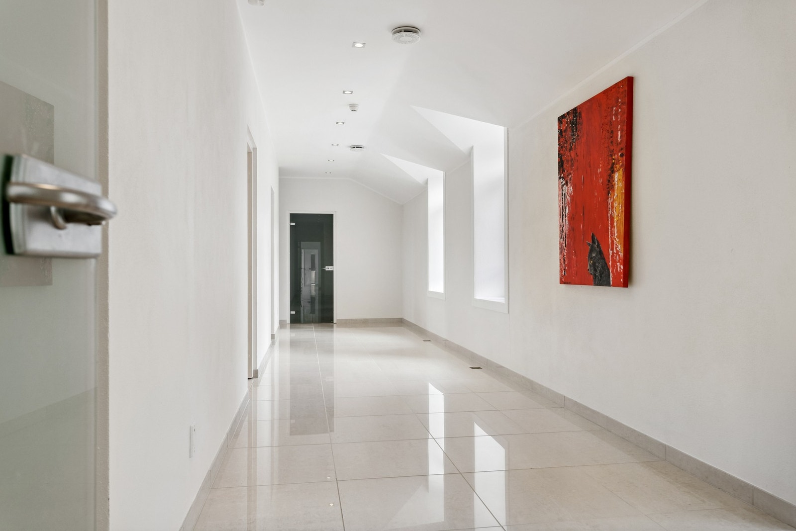 Lyse korridorer med glatte overflater og gjennomgående takhøyde som skaper flyt og ro. Galleribilde