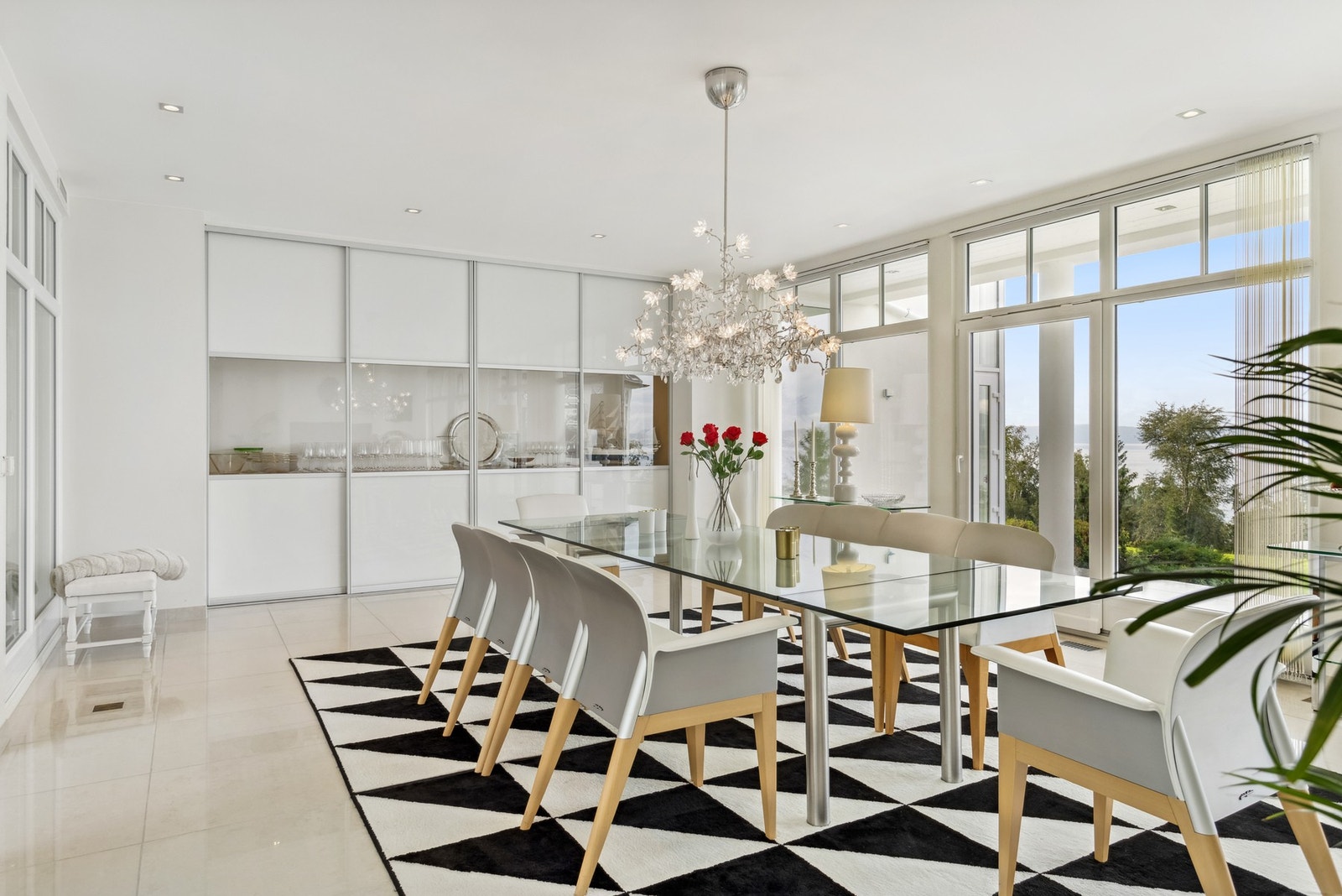 Spisestuen har innfelte vitrineskap med skyvedører, som gir god plass til alt man trenger til oppdekkingen. Galleribilde