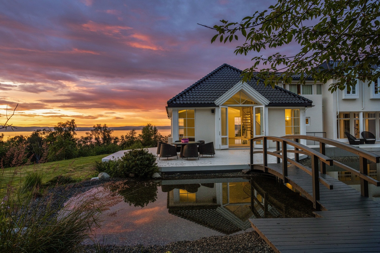 En karpedam med bro, gir ekstra stemning og idyll. Galleribilde