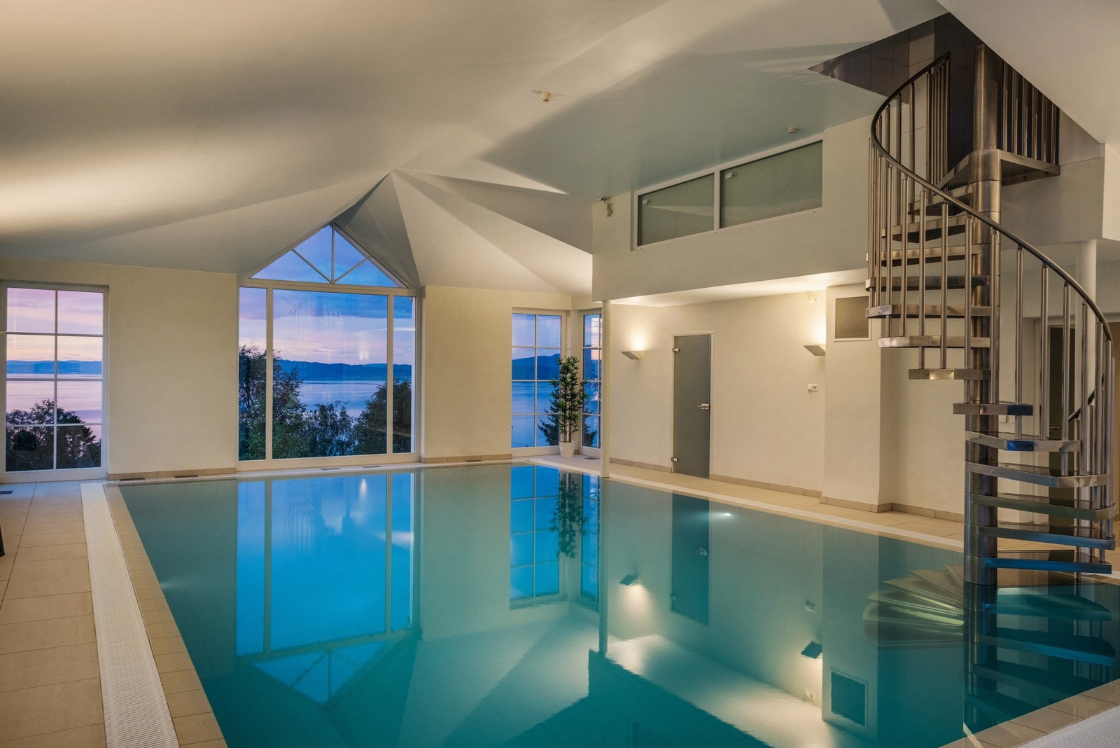 Bassenget ligger skjermet og privat til, med egen terrasse og utsikt som gir spa-følelse i eget hjem. Galleribilde