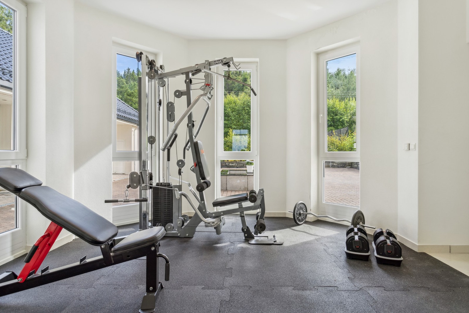 Treningsrommet i tårnets første etasje er luftig og lyst, med utsyn til grøntareal og plass til alt fra styrkeøvelser til yoga. Galleribilde