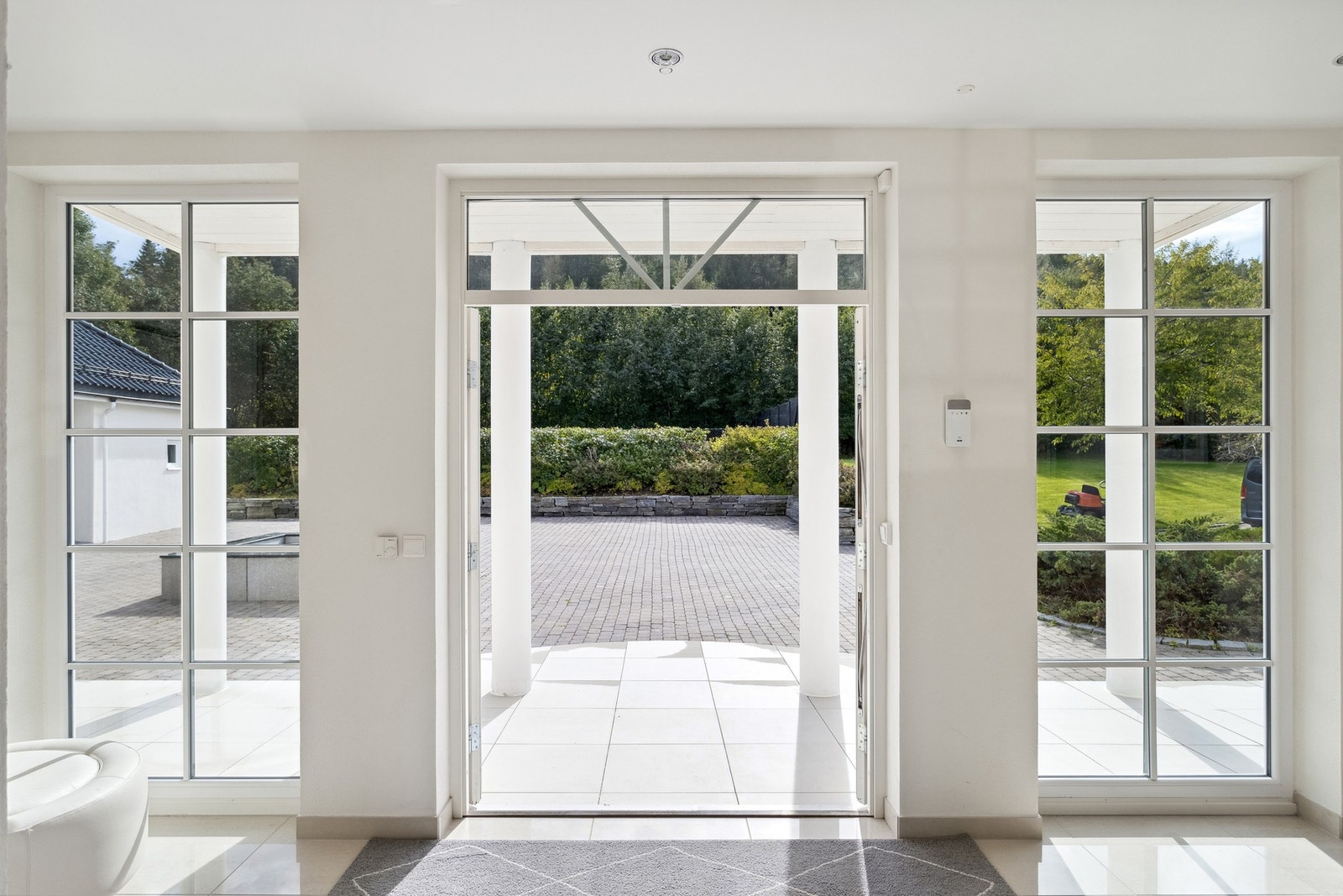 Fra entréen åpner det seg en nydelig utsikt mot hagen - en forlengelse av det lyse og luftige interiøret. Galleribilde