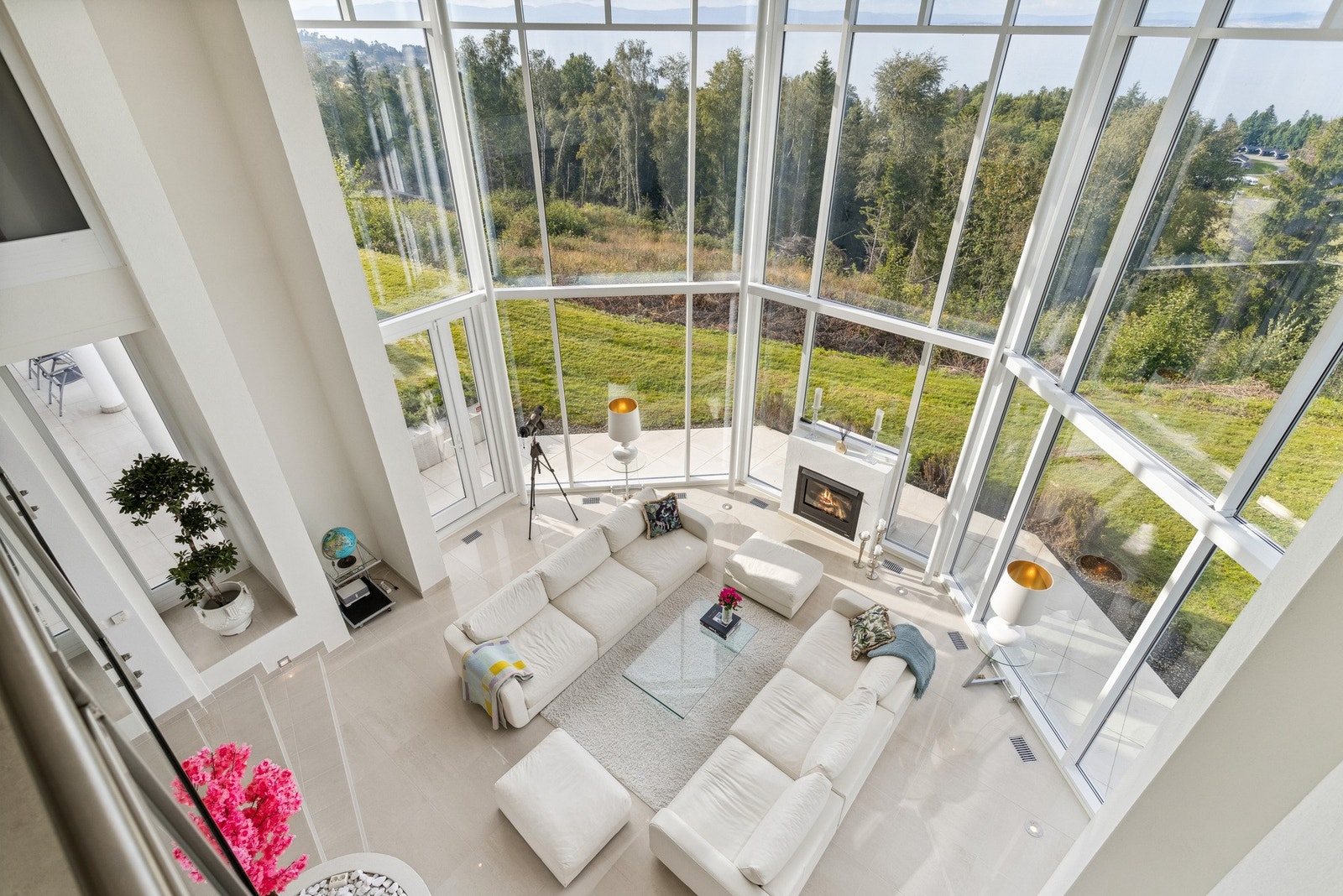 Andre etasje har åpent galleri med utsyn mot hovedstuen, og oversvømmes av naturlig lys fra den imponerende glassfasaden. Galleribilde