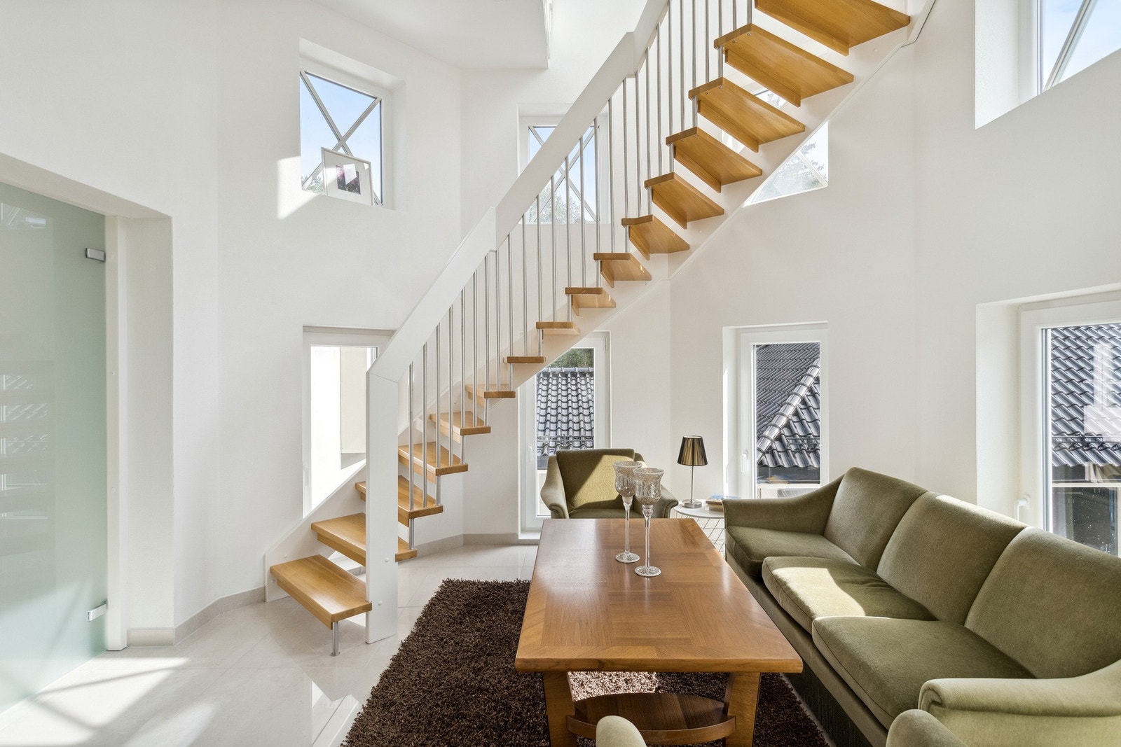 Lyst og luftig oppholdsrom. Perfekt som bibliotek, kontor eller lesesone. Galleribilde