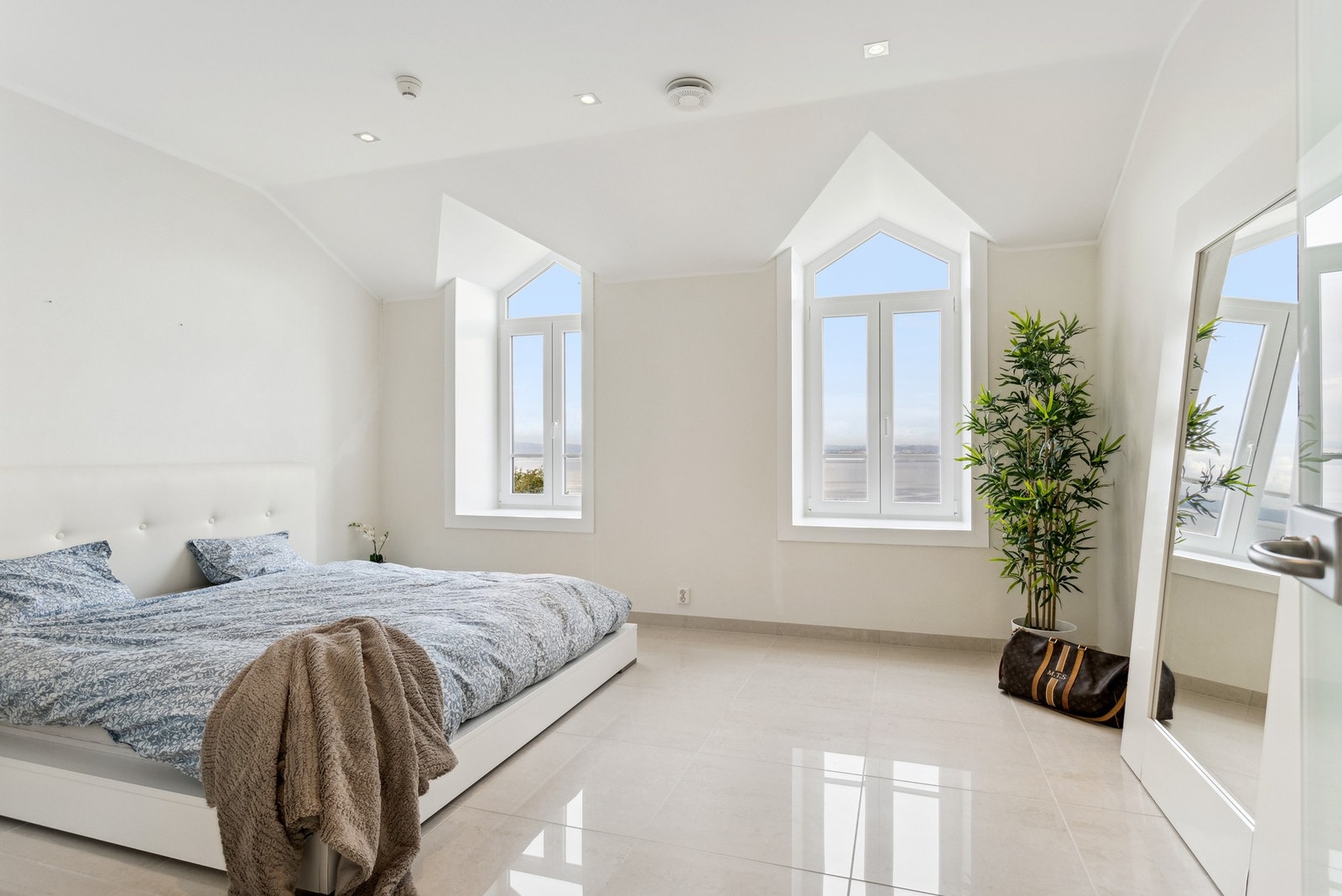 Andre etasje har hele fem soverom, hvorav fire med nydelig fjordutsikt. Alle er utformet med en harmonisk og rolig atmosfære. Galleribilde