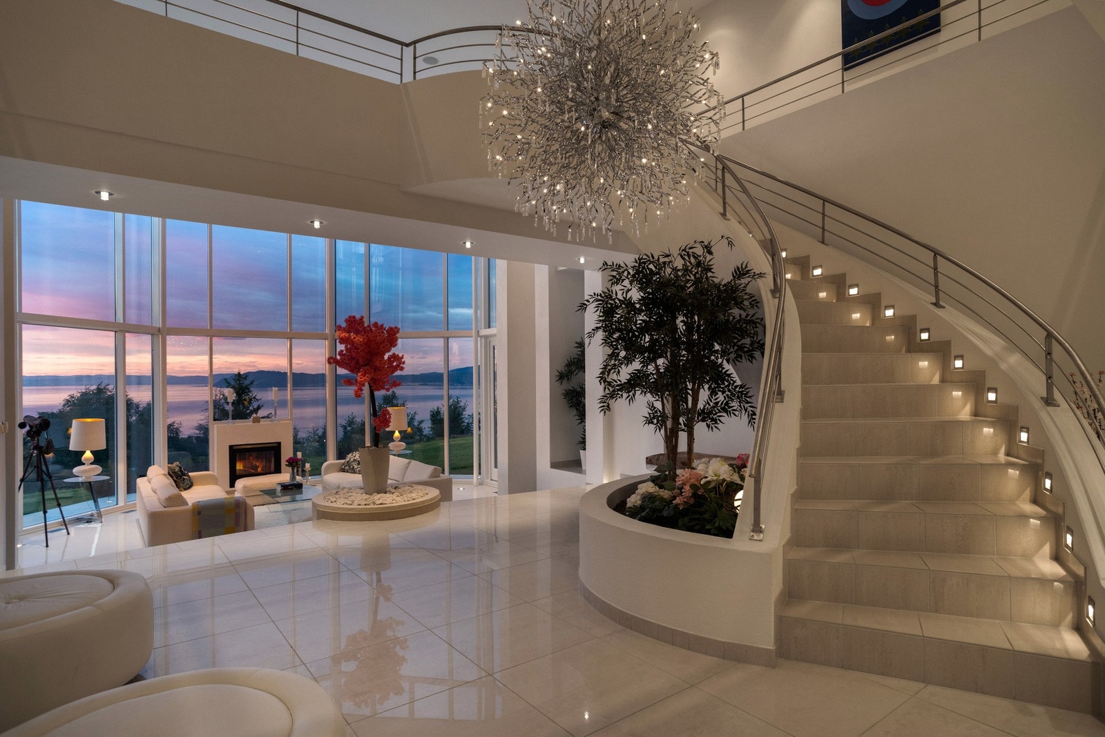 Trappeløpet fremstår som et smykke i interiøret med buede linjer og lyse flater. Galleribilde