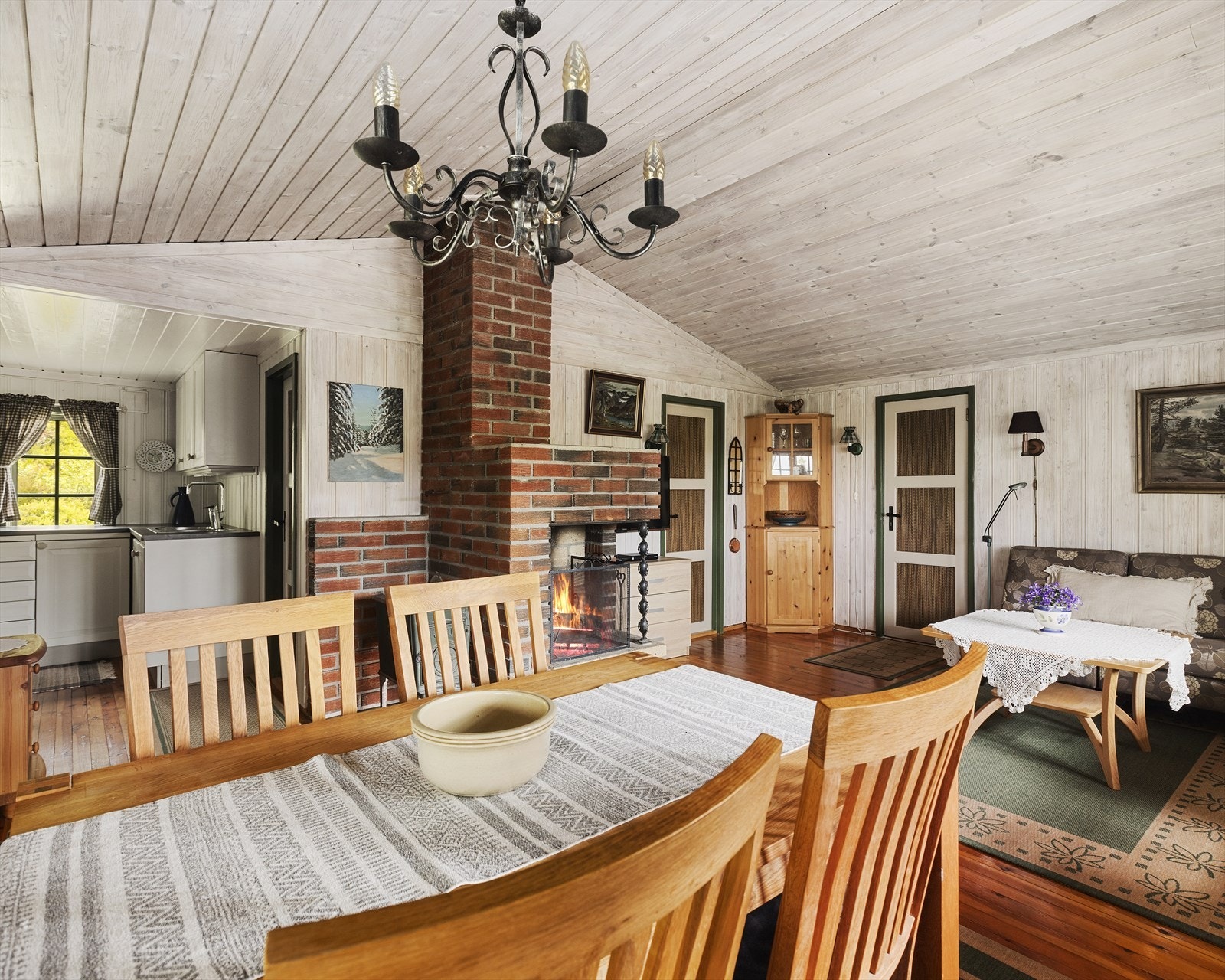 Koselig stue med peis Galleribilde