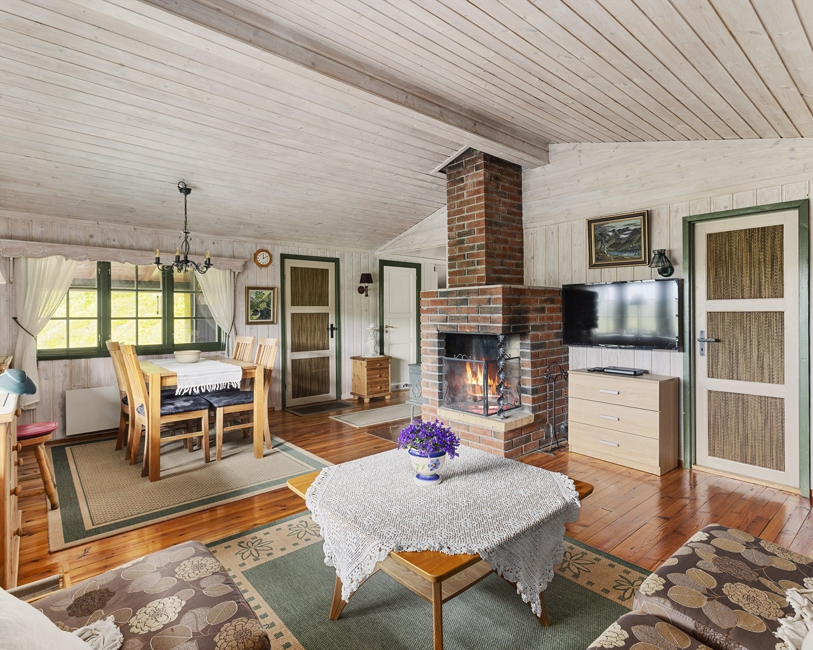 Hytten har innlagt strøm og vann Galleribilde