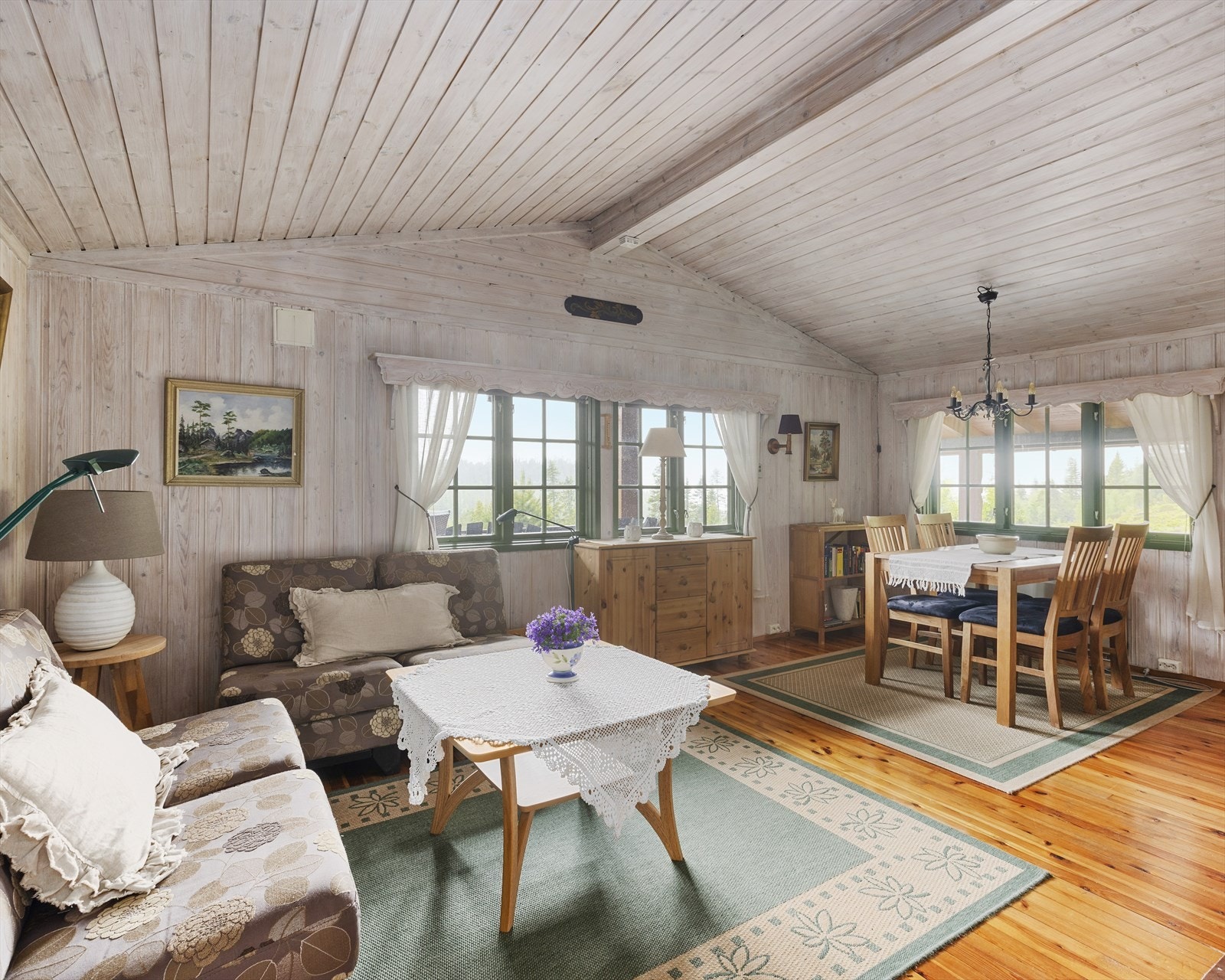 God plass til spise- og sofragruppe Galleribilde