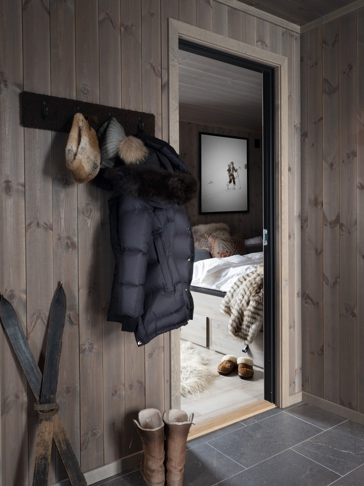 Gang og soverom 2. (Bilde fra solgt hytte. Standard vil kunne avvike.) Galleribilde