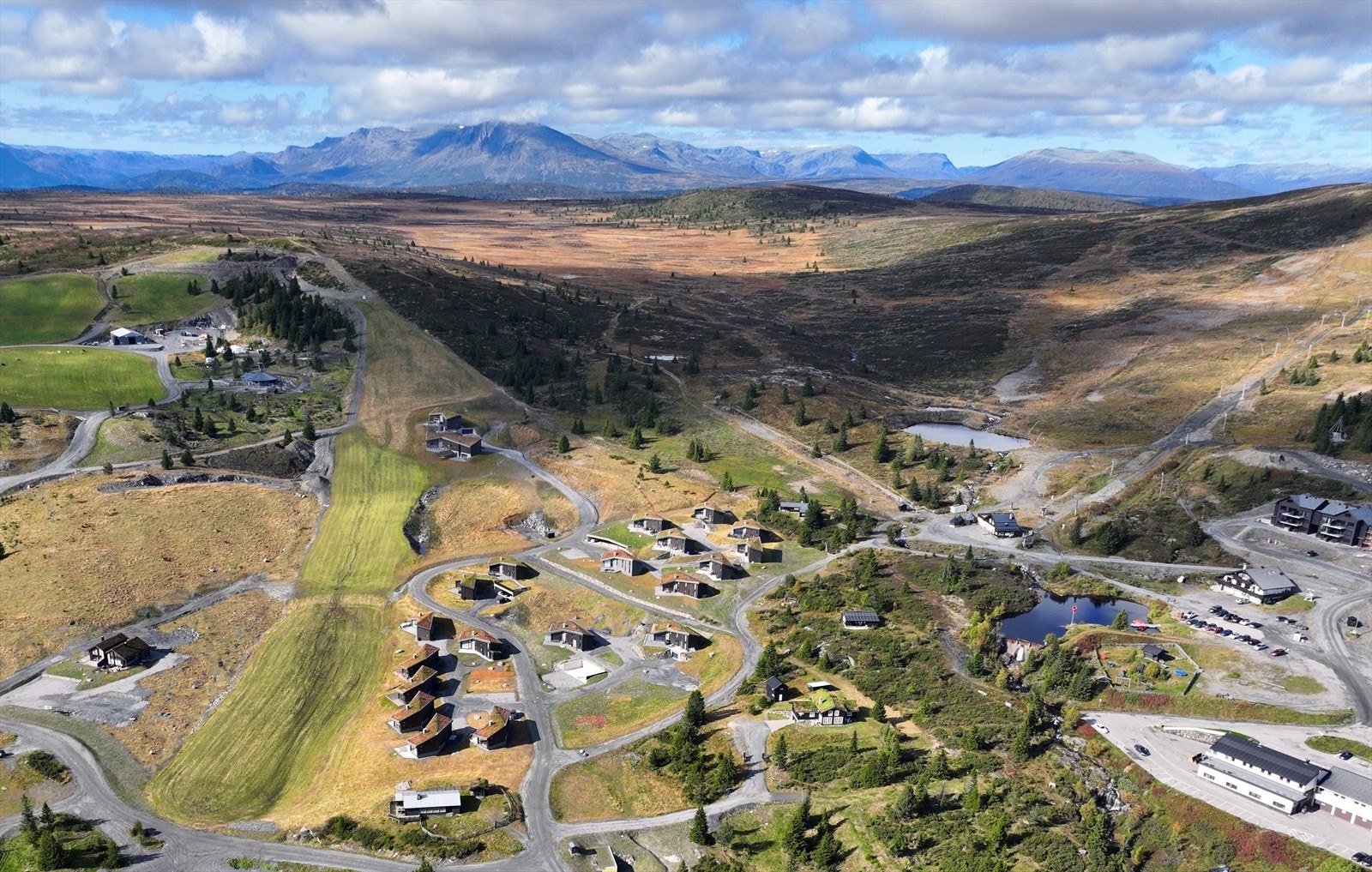 Oversiktsbilde over området med nærhet til fjellplatået, hotellet og alpinbakken. Galleribilde