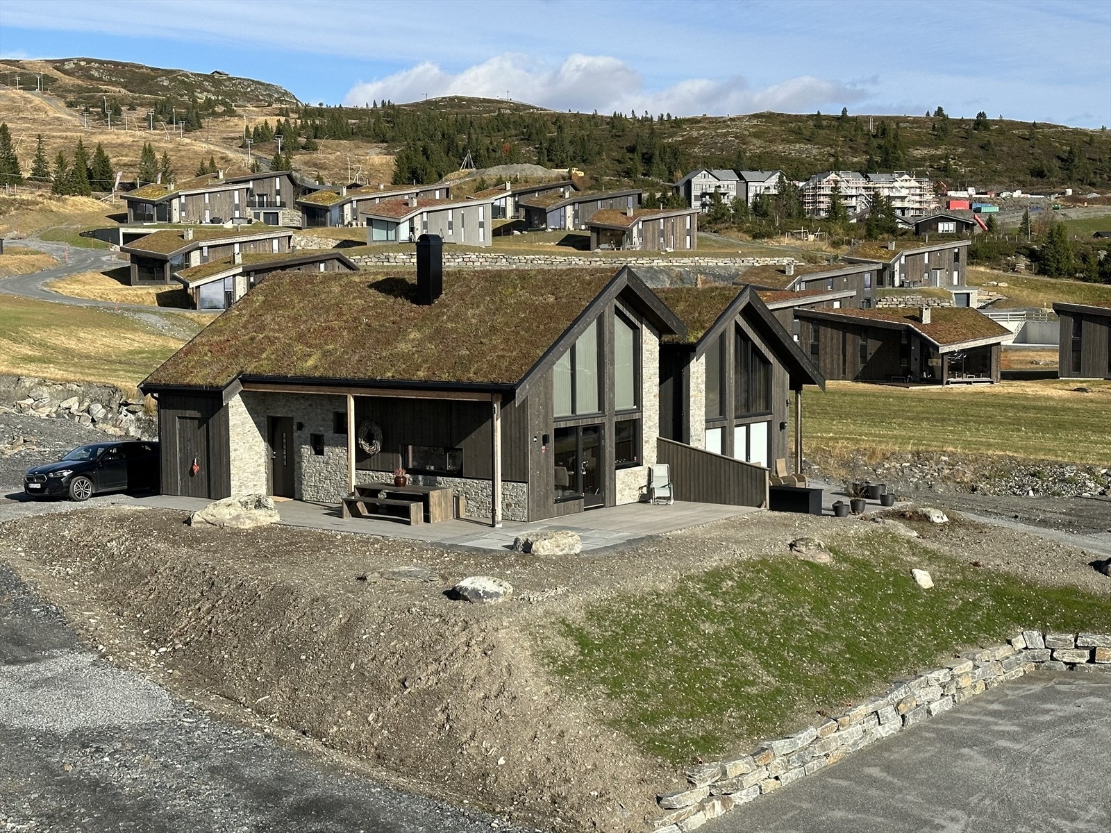 Hytta er beliggende på Storefjellstølen på toppen av Golsfjellet - 994 moh. Meget god internbeliggenhet med akebakken som nærmeste nabo. Fjellbu sommer 2023. Galleribilde