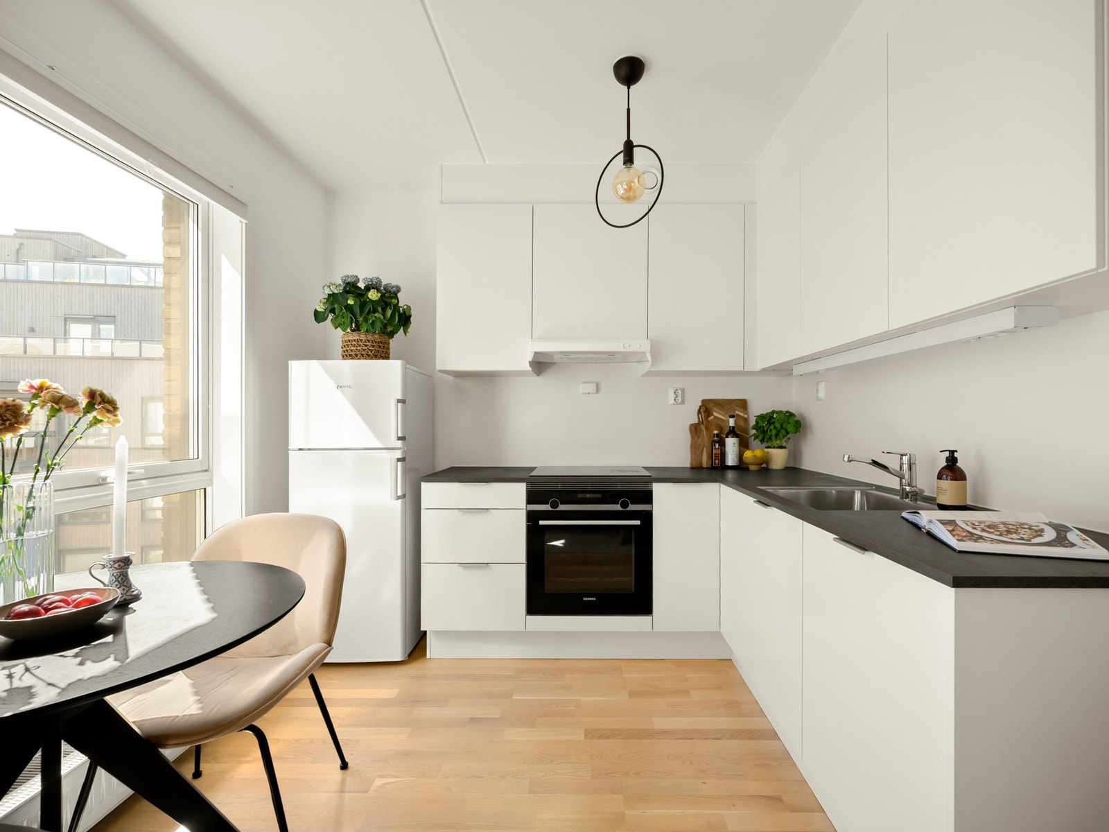 Kjøkkenet er fra byggeåret 2019 og består av glatte fronter og laminat benkeplater. Galleribilde