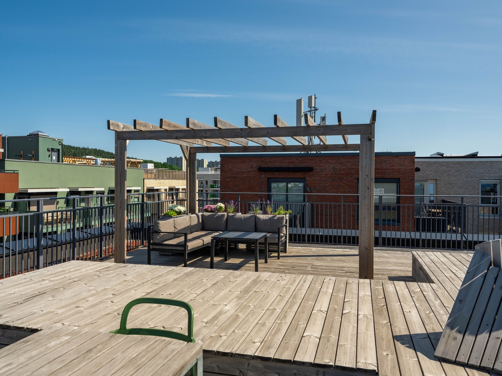 Her er det pent opparbeidet med pergola, sittegrupper og felles grill. Galleribilde