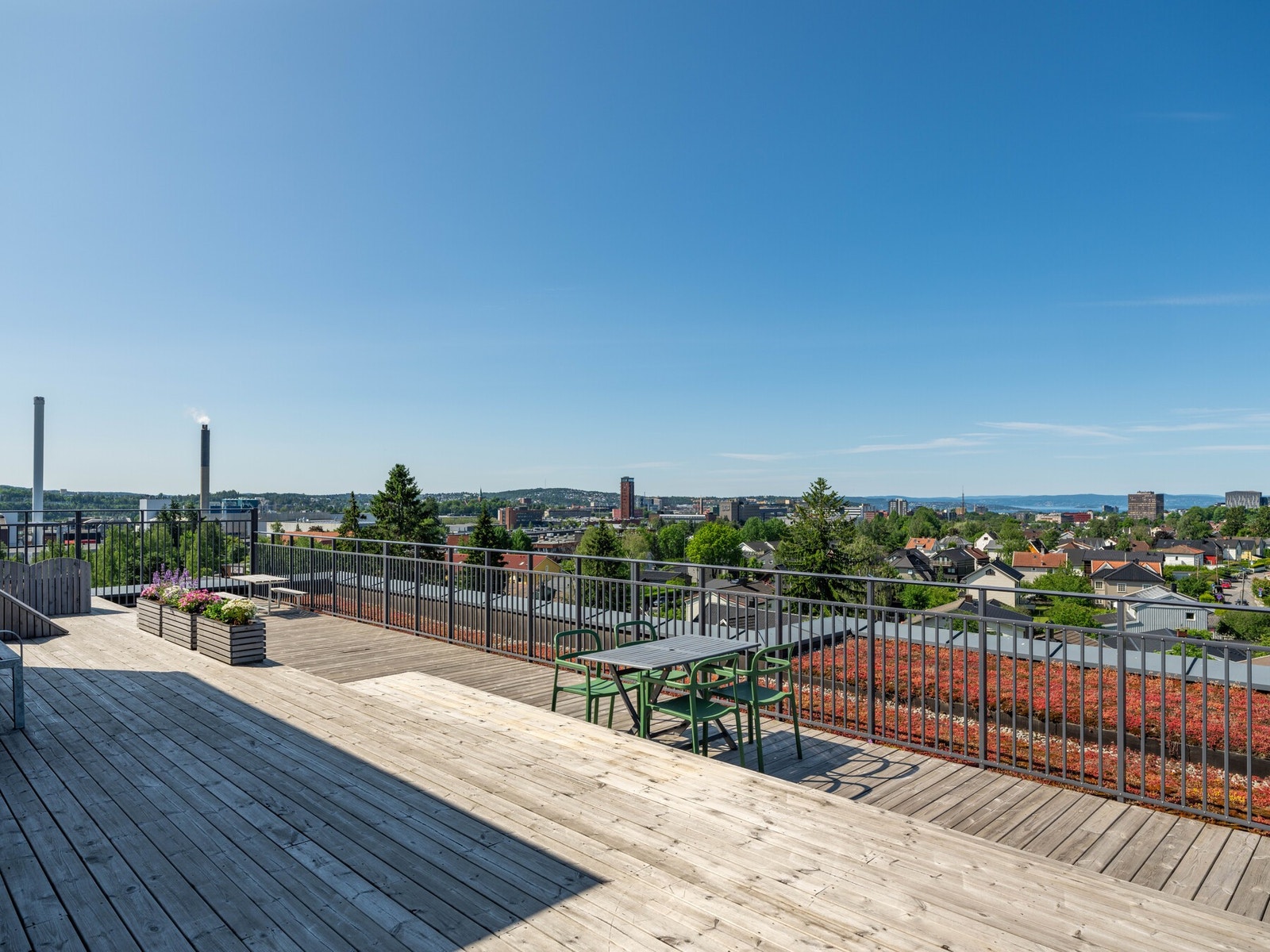 Her kan man nyte solen hele dagen, med masse plass å boltre seg på. Galleribilde