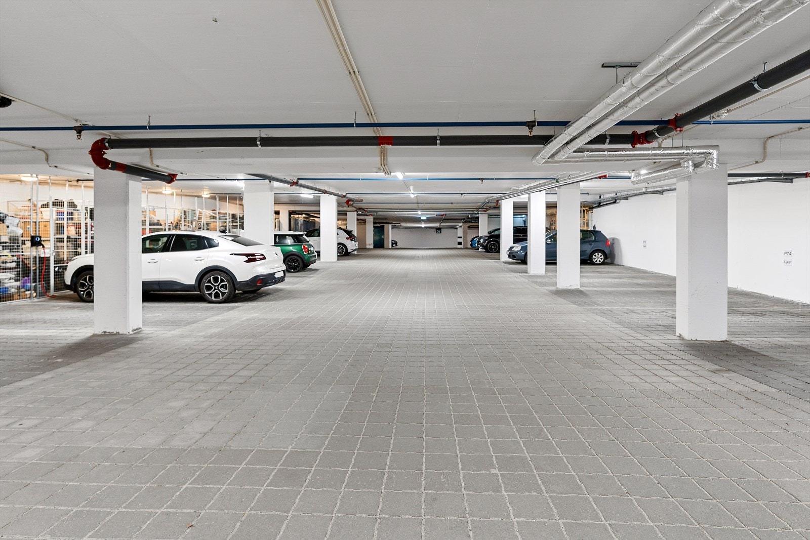 Garasje med egen parkeringsplass til disposisjon med tilhørende elbil-lader. Galleribilde