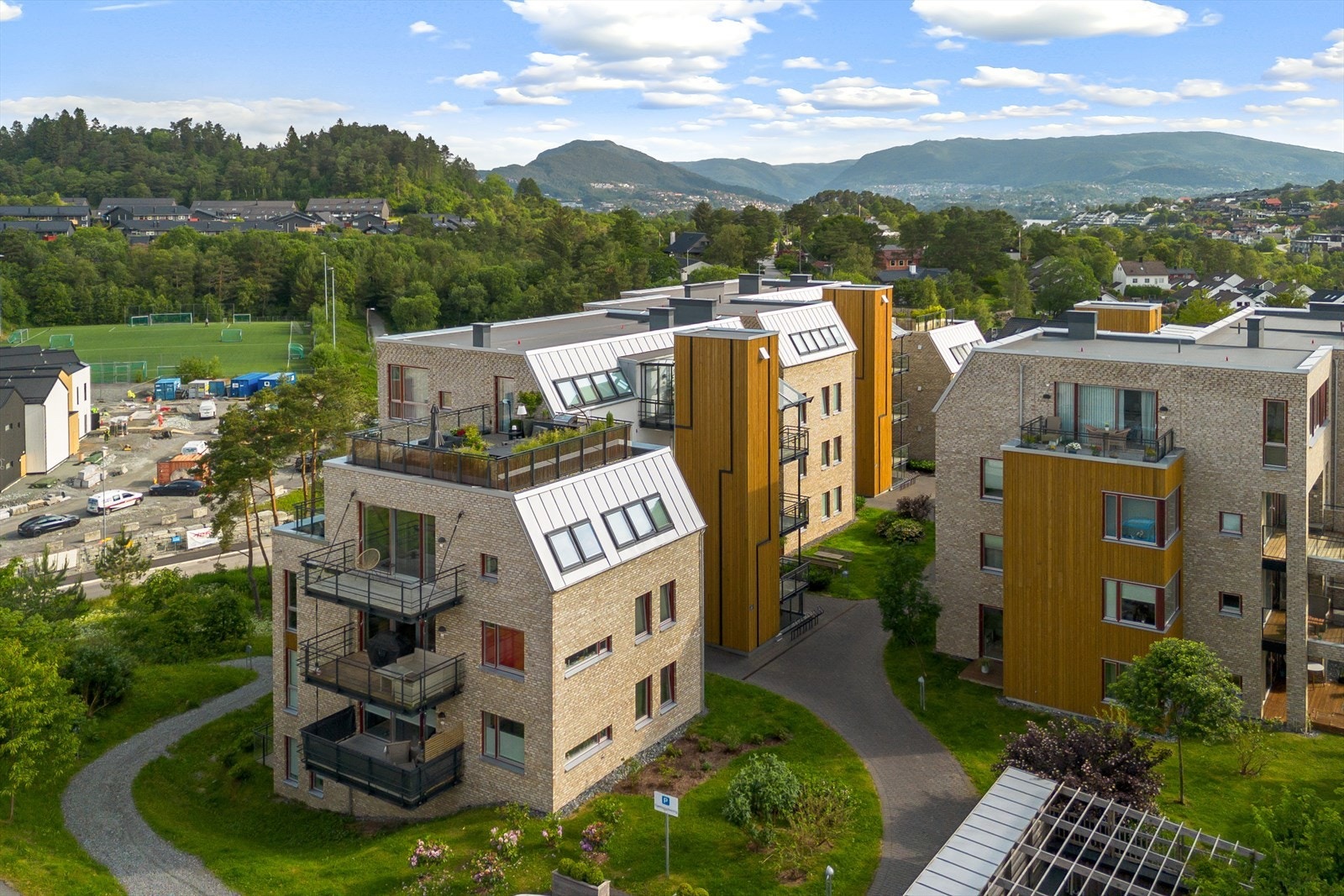 Dronebilde over området. Her er du godt plassert i et fint boområdet, med sentral beliggenhet omringet av grønn natur! Galleribilde