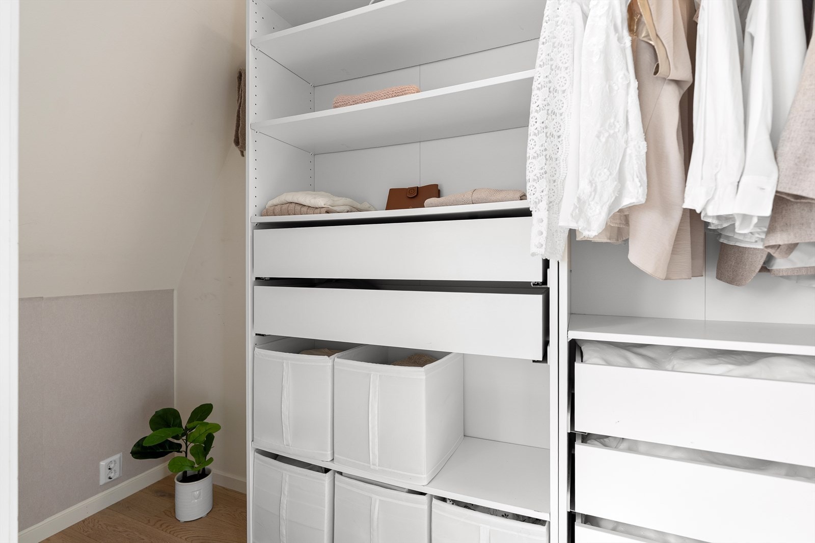I walk-in garderoben finner du du ikea-klassikeren PAX som byr på attraktive og praktiske løsninger! Galleribilde