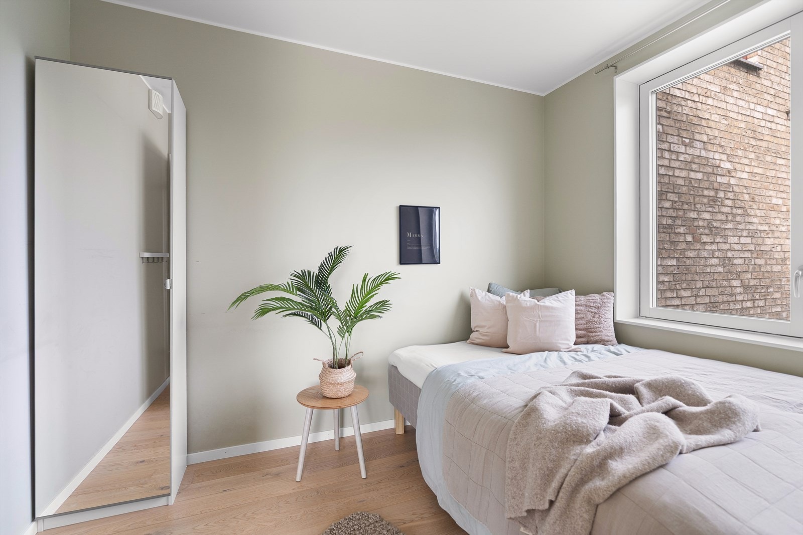 Soverom nummer 2 har plass til seng og annet soveromsmøblement! Galleribilde