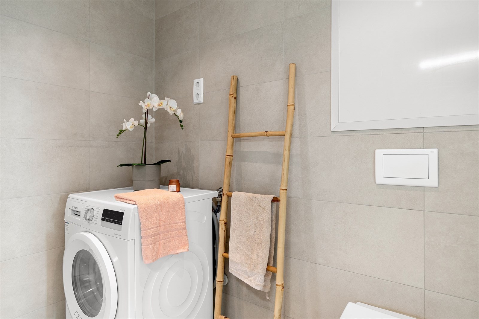 På badet har du også plass til vaskemaskin! Galleribilde