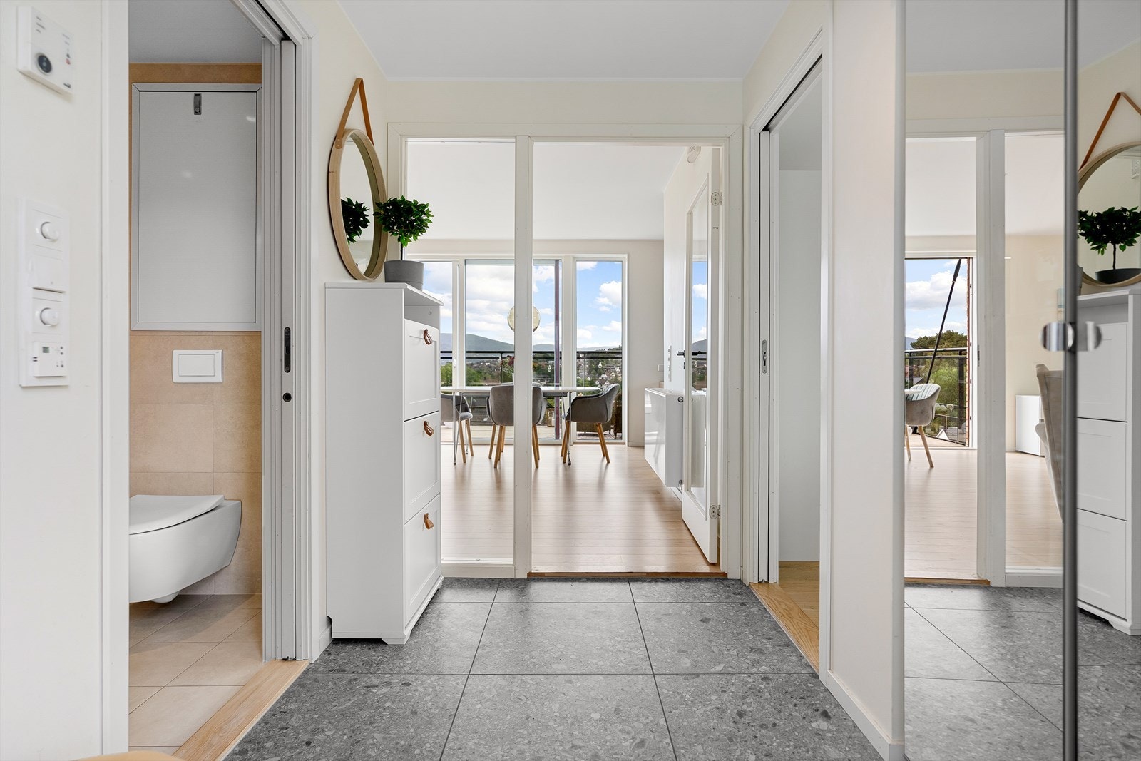 I entreen har du plass til skyvedørsgarderobeløsning med gode oppbevaringsmuligheter, samt annet oppbevaringsmøblement! Galleribilde
