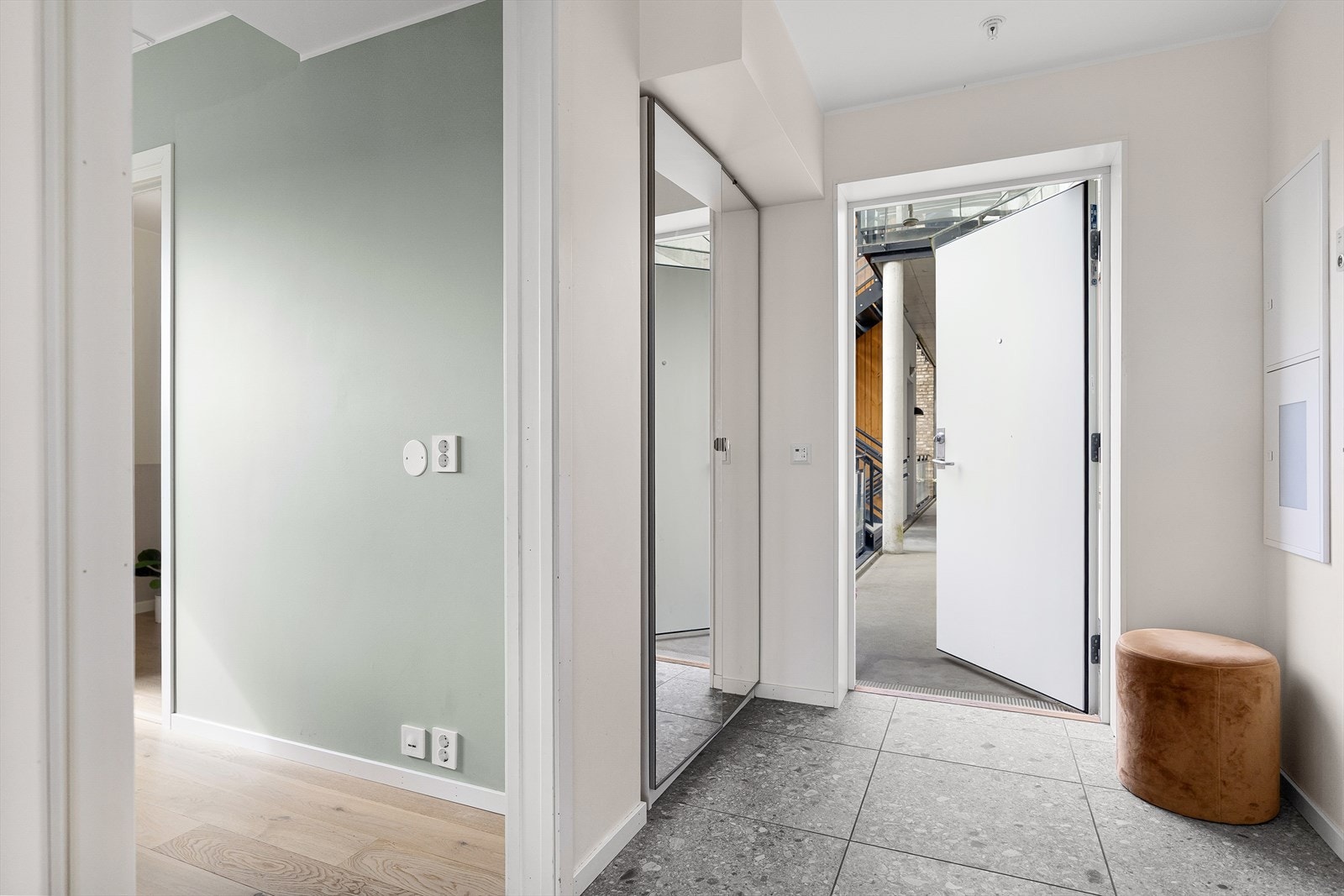 Velkommen inn til leilighetens entrè. Her har du lekre keramiske fliser på gulv, malt platekledning på vegger og i himling! Galleribilde