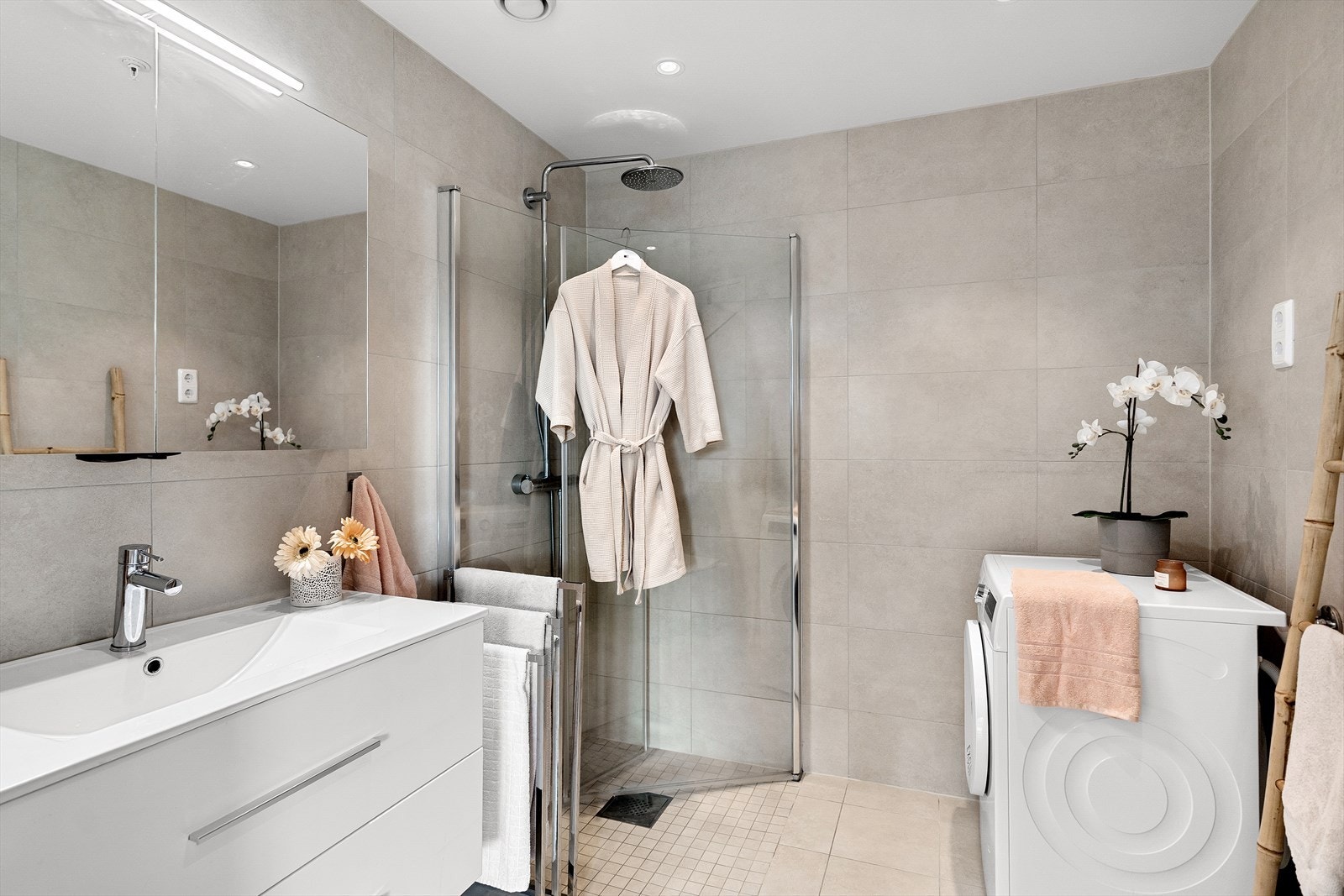 På badet har du en praktisk servantløsning med god skuffeplass, samt speil med moderne belysning. Perfekt for en velfungerende hverdag! Galleribilde