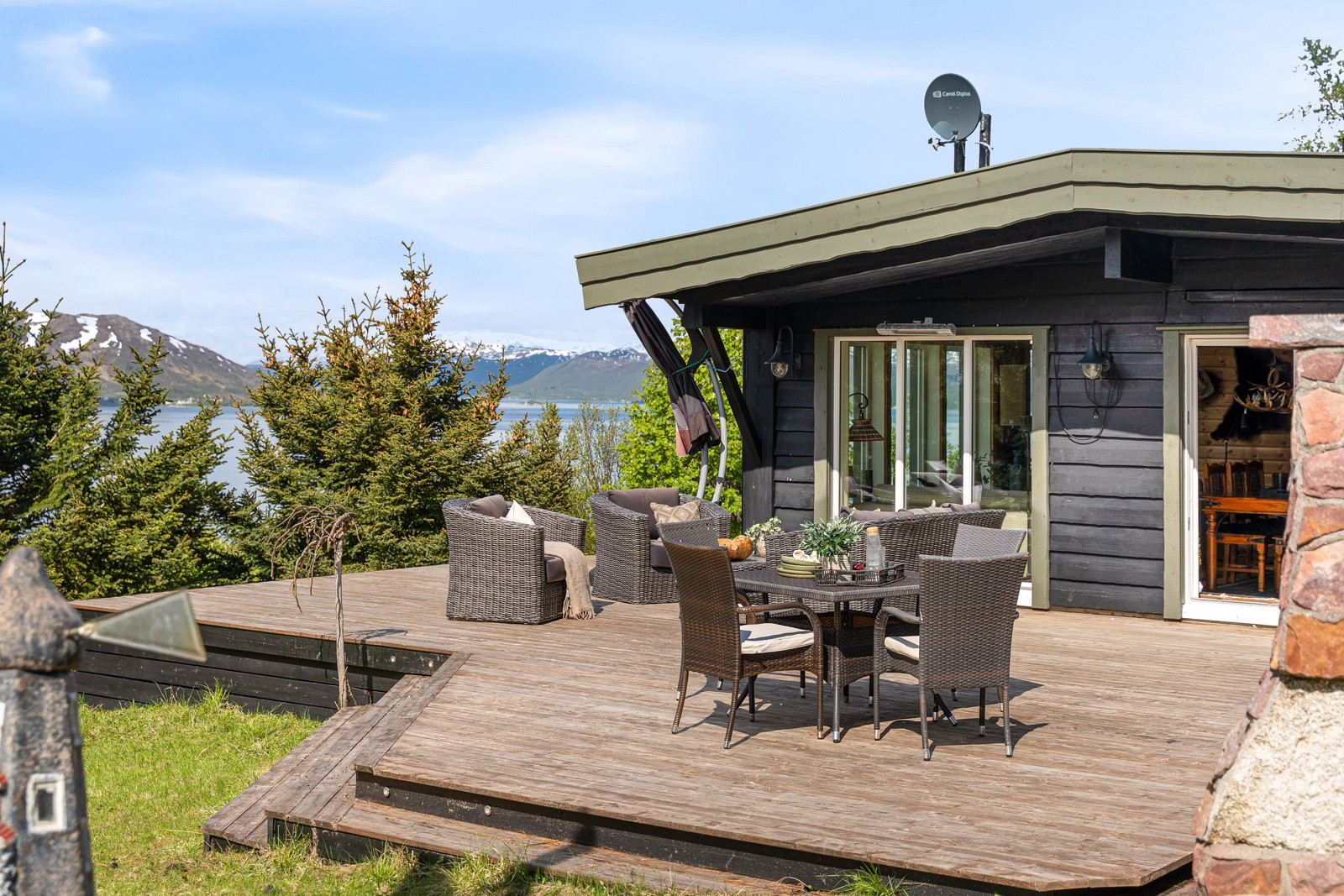 Herlig terrasse hvor du kan samle både venner og familie på grilling!